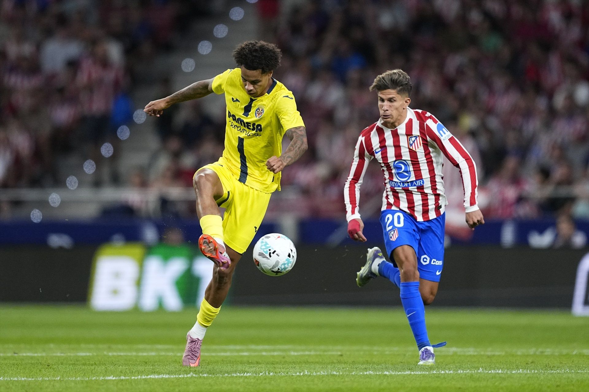 Tajon Buchanan y Giuliano Simeone durante el Atlético de Madrid - Villarreal de la primera vuelta
