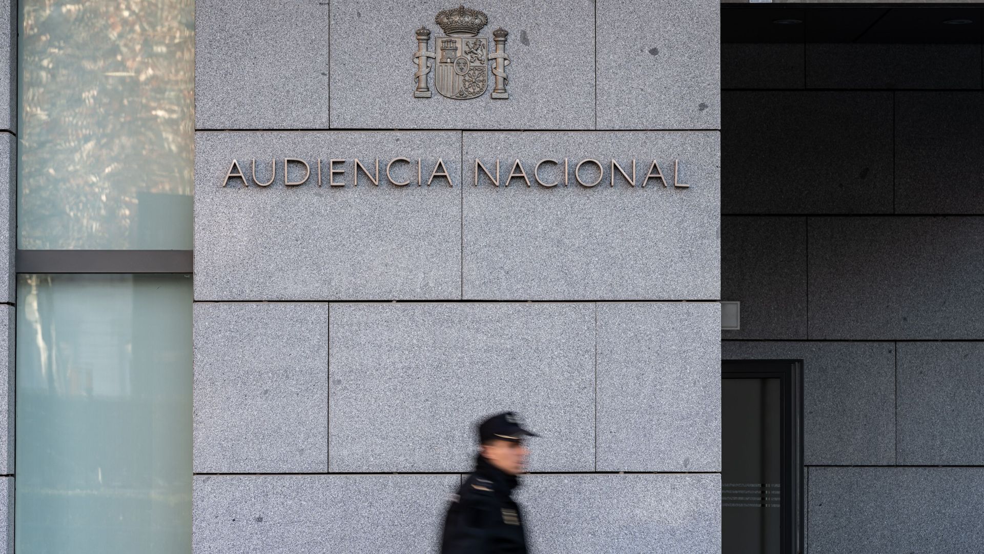 Un agente de Policía Nacional camina frente a la Audiencia Nacional Un agente de Policía Nacional camina frente a la Audiencia Nacional