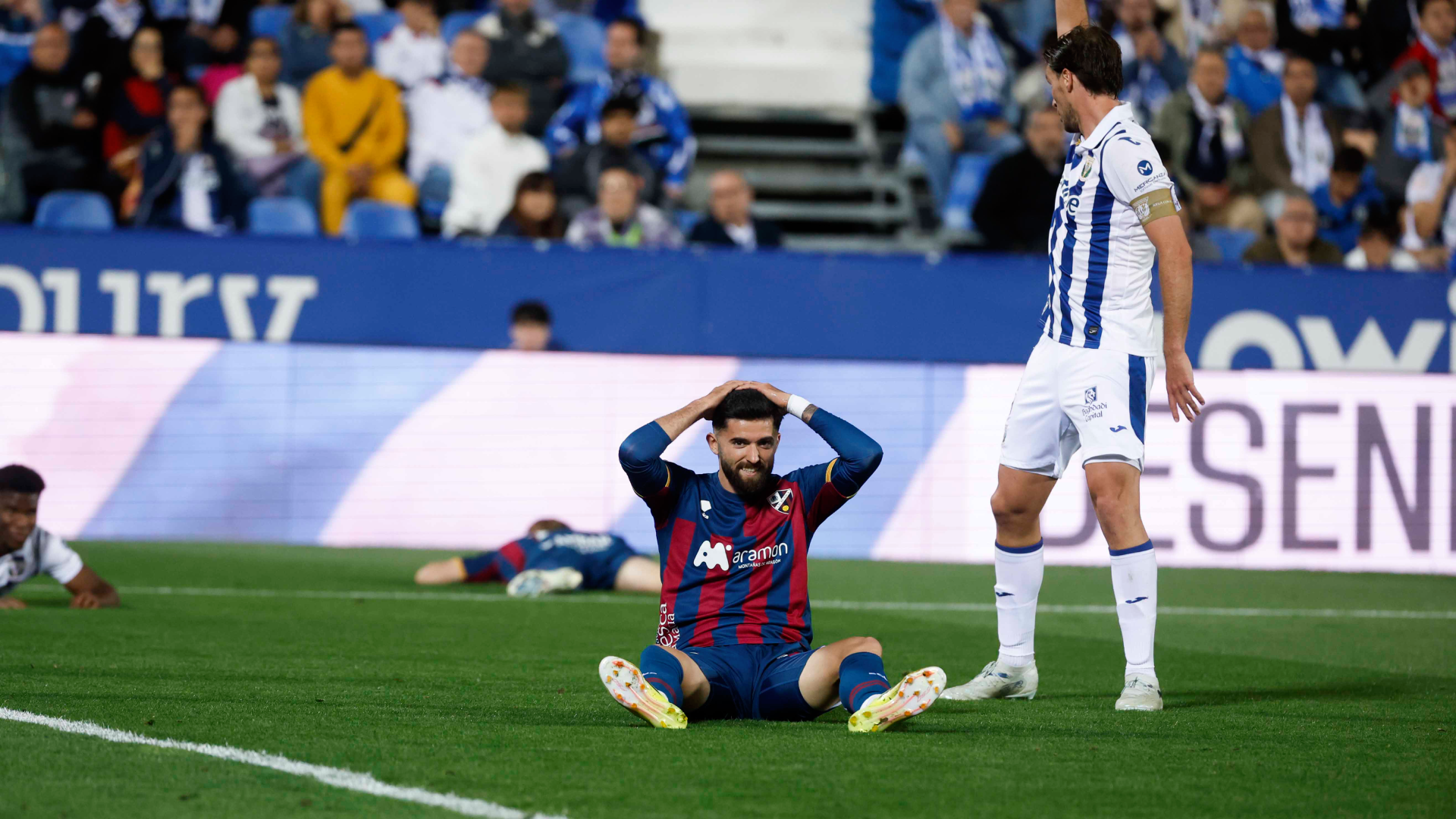 Un jugador del Huesca se lamenta de una ocasión ante el Leganés