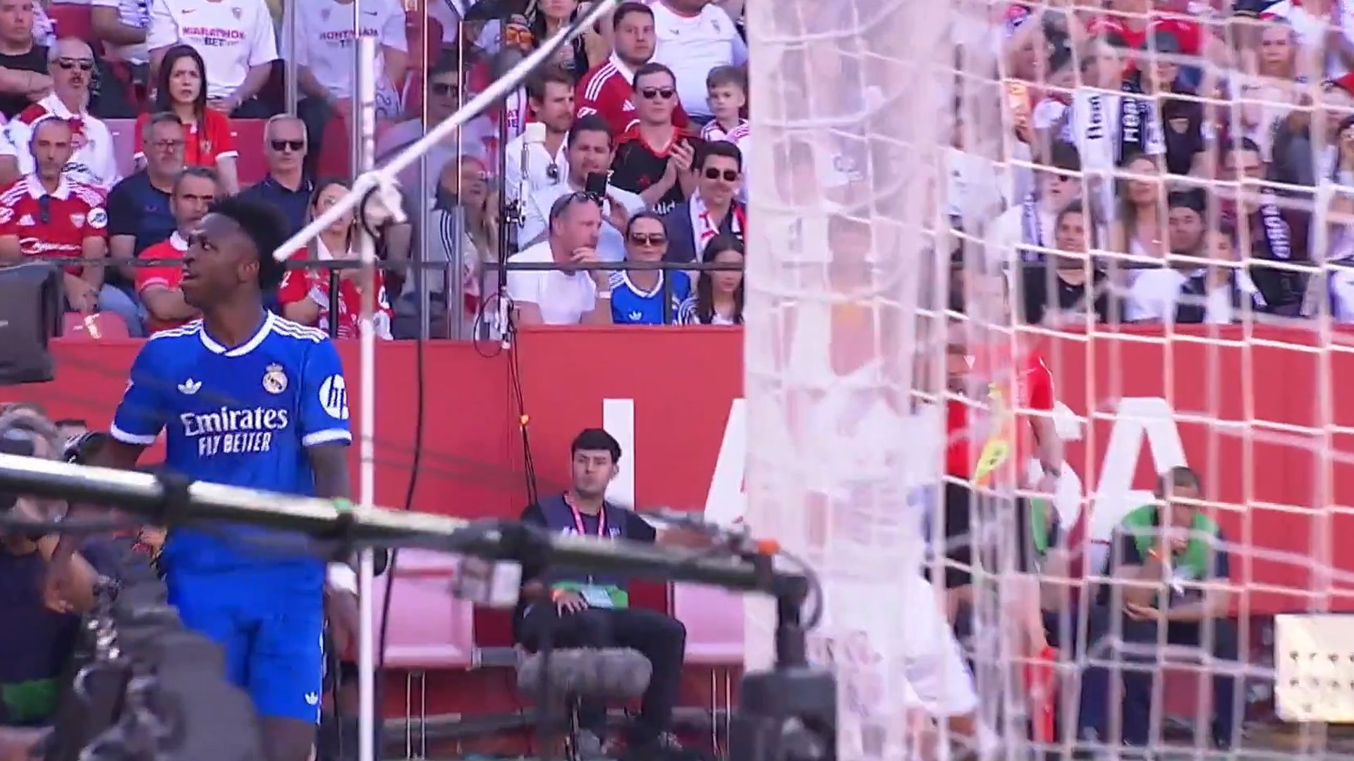 Vinicius se encara con la afición del Sevilla Vinicius se encara con la afición del Sevilla