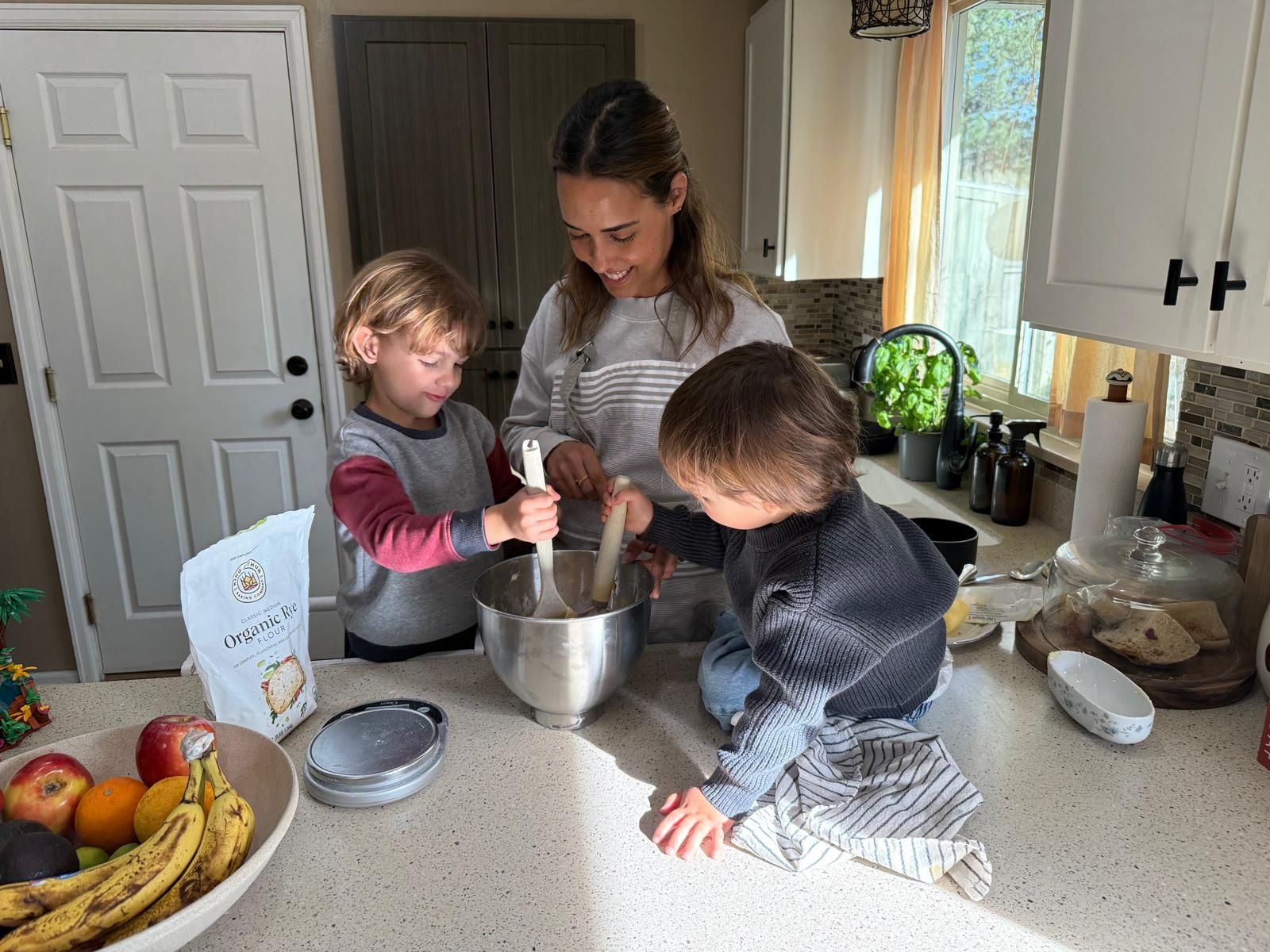 Agatha enseña a sus hijos a cocinar recetas españolas y brasileñas