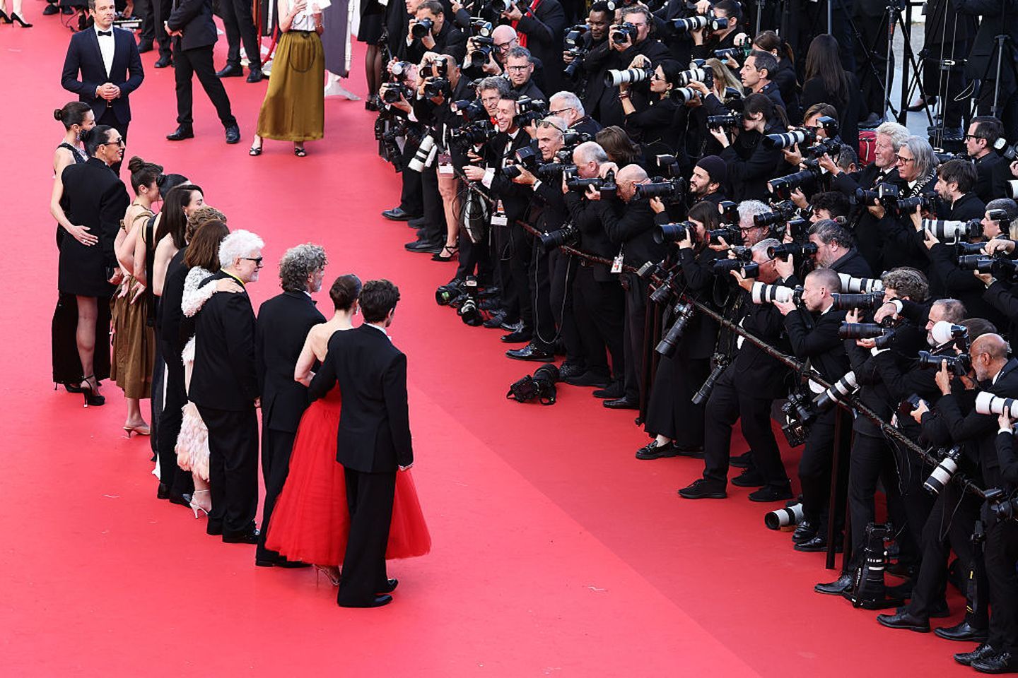 Almodóvar y el elenco de la película posando ante las cámaras