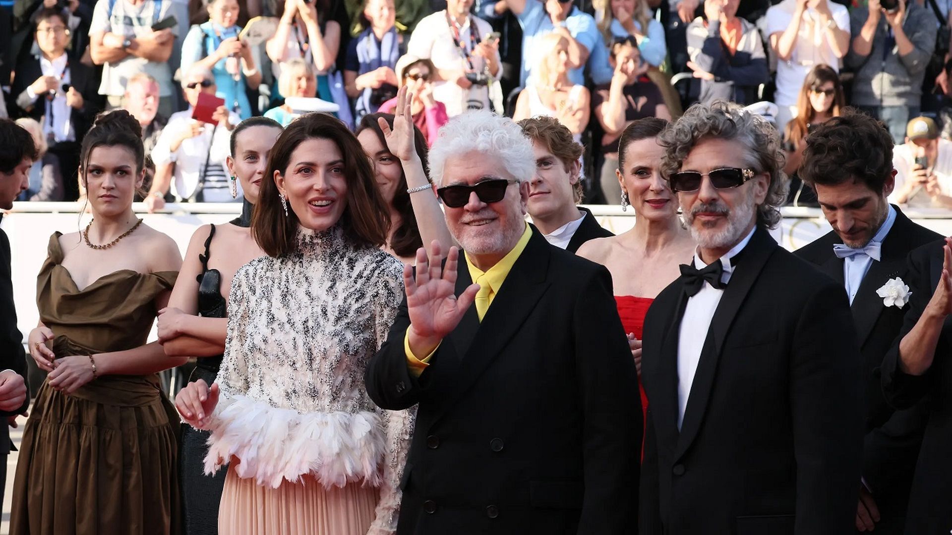 Almodóvar y el resto del reparto de Amarga Navidad a su llegada a Cannes Almodóvar y el resto del reparto de Amarga Navidad a su llegada a Cannes