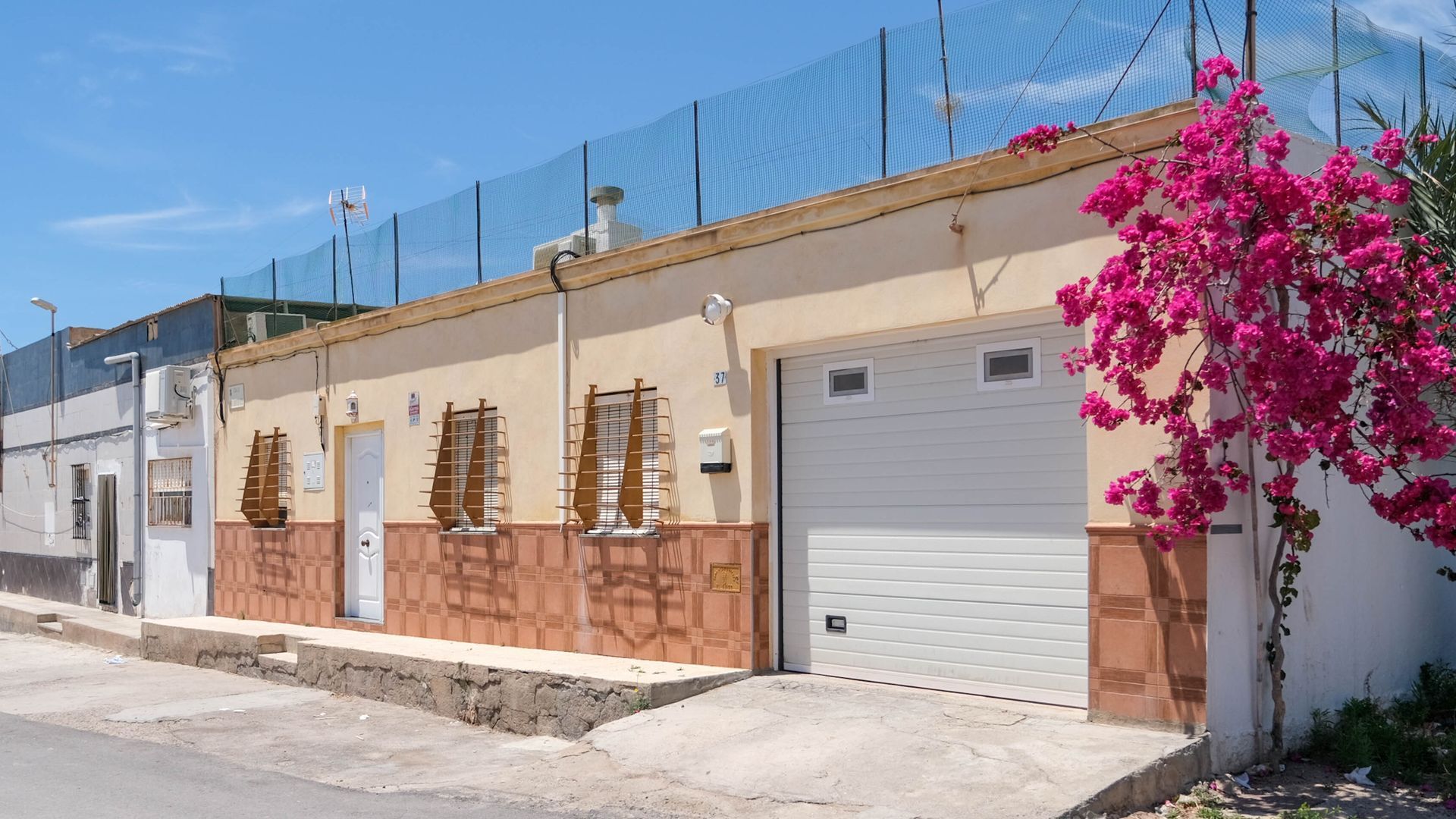 Así ocurrió el tiroteo en el que un hombre mató a sus padres y dejó cuatro heridos graves, entre ellos su bebé de siete meses y una niña de un año, en El Ejido, Almería