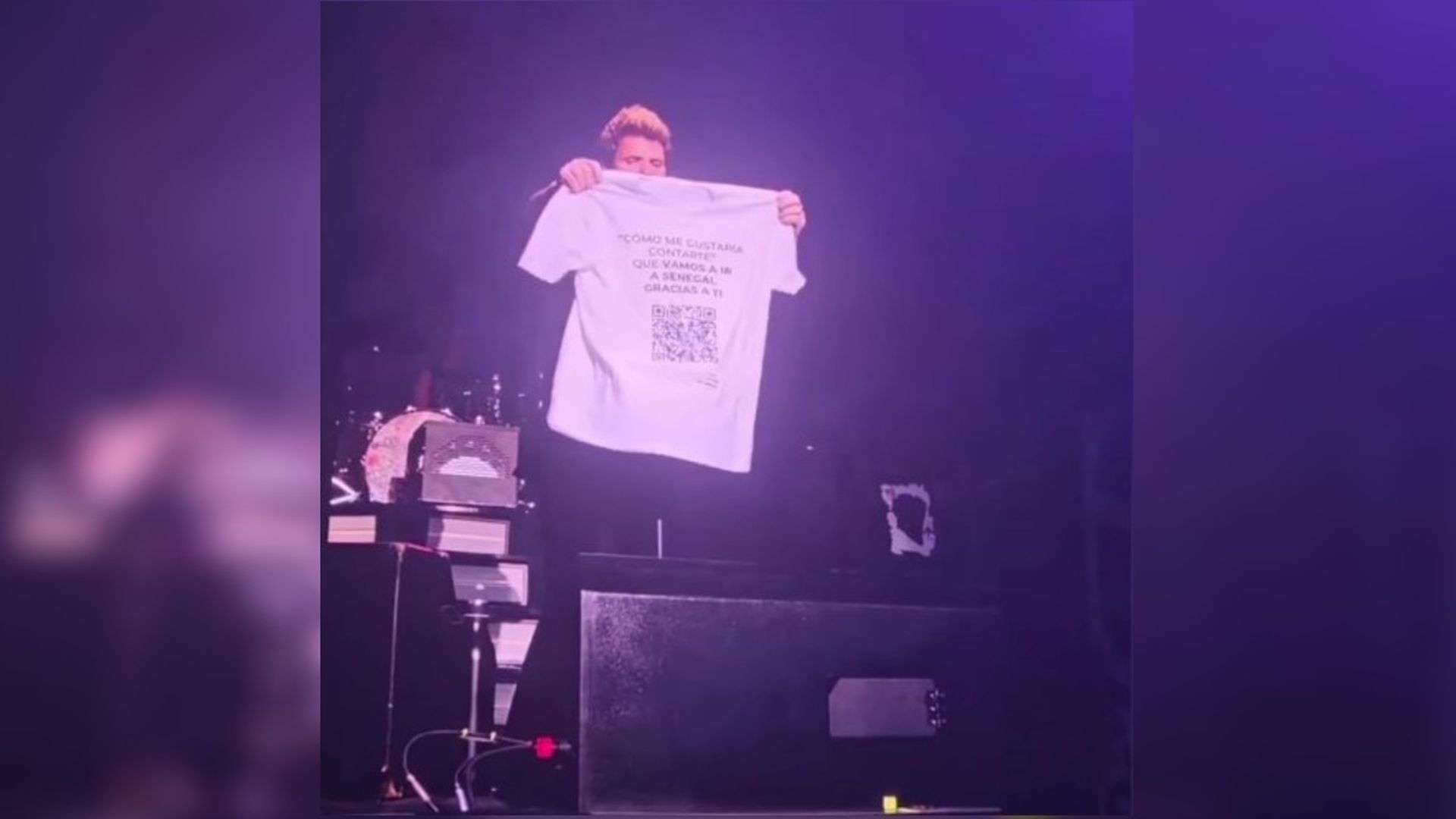 Dani Martín cogió la camiseta que le lanzaron con su reto desde Boiro durante el concierto en A Coruña