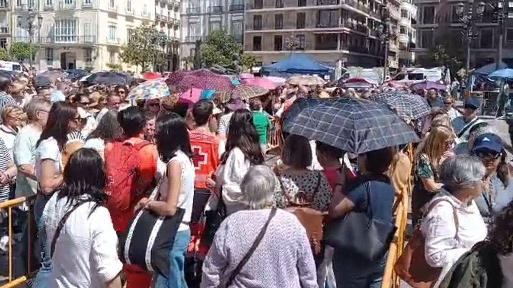 Desmayos y lipotimias en el besamanos de la Virgen de los Desamparados en Valencia