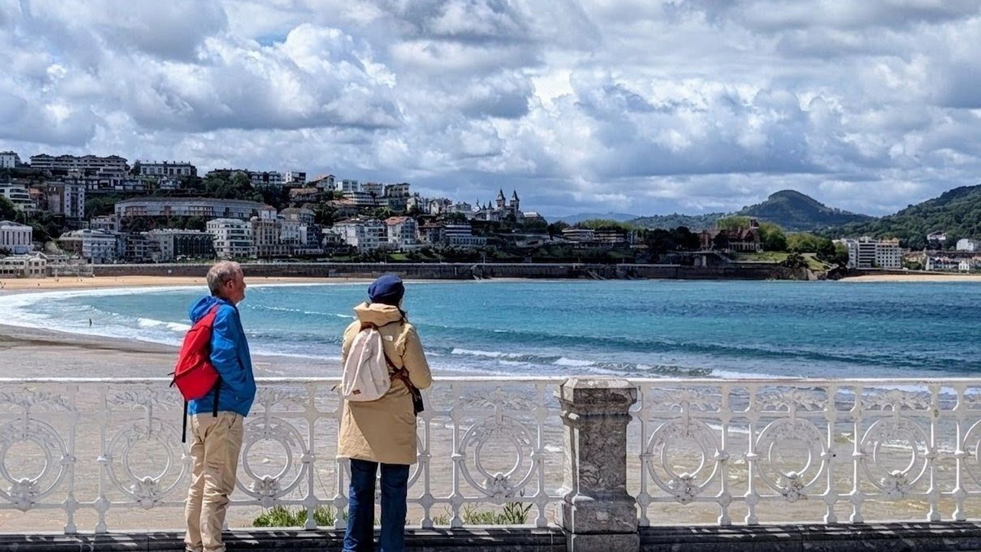Dos turistas en la mítica barandilla del Paseo de La Concha, en San Sebastián Dos turistas en la mítica barandilla del Paseo de La Concha, en San Sebastián