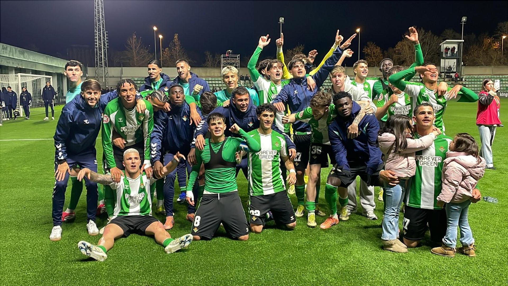 El Betis Deportivo celebra su victoria en el derbi chico El Betis Deportivo celebra su victoria en el derbi chico