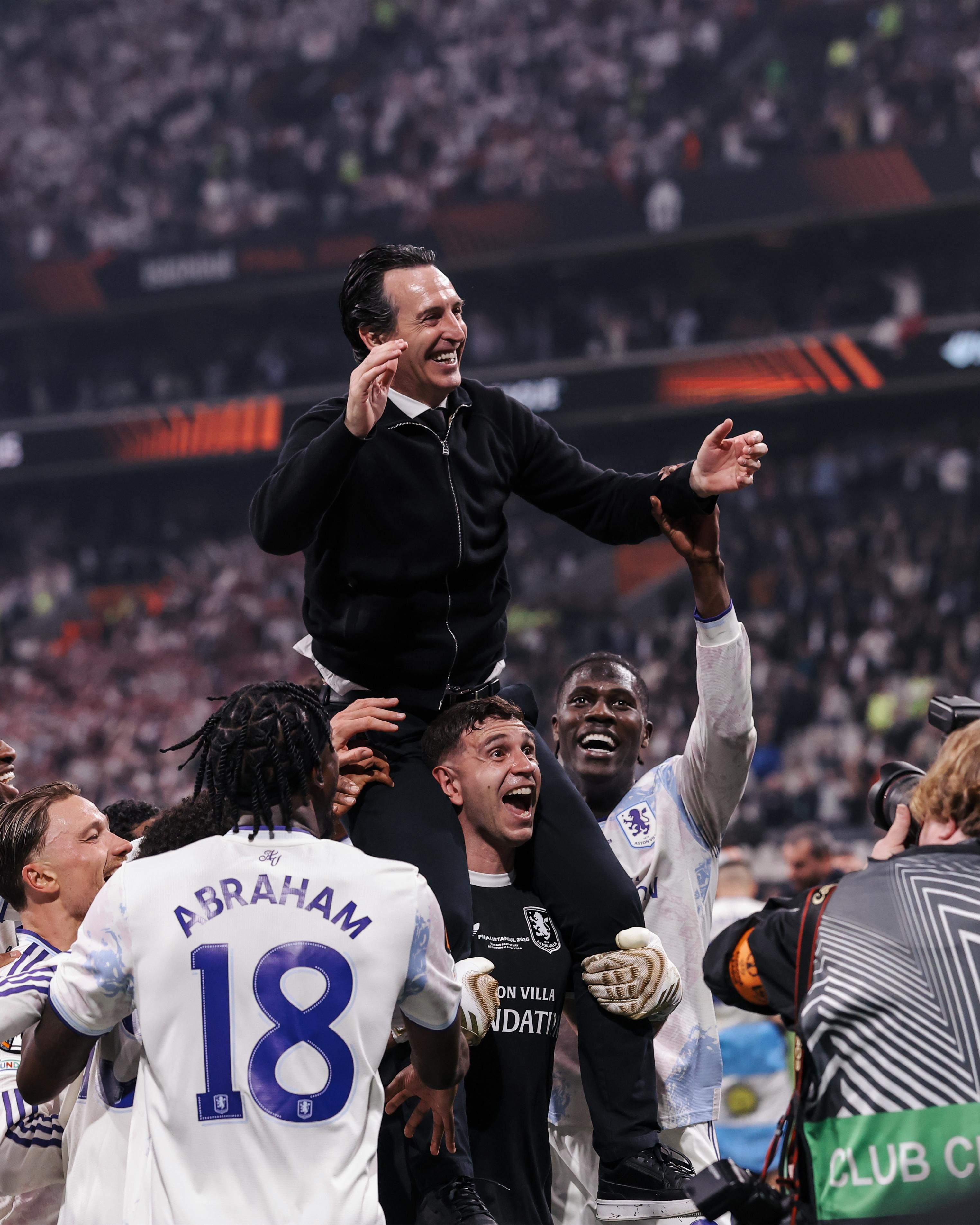El Dibu Martínez junto a Unai Emery