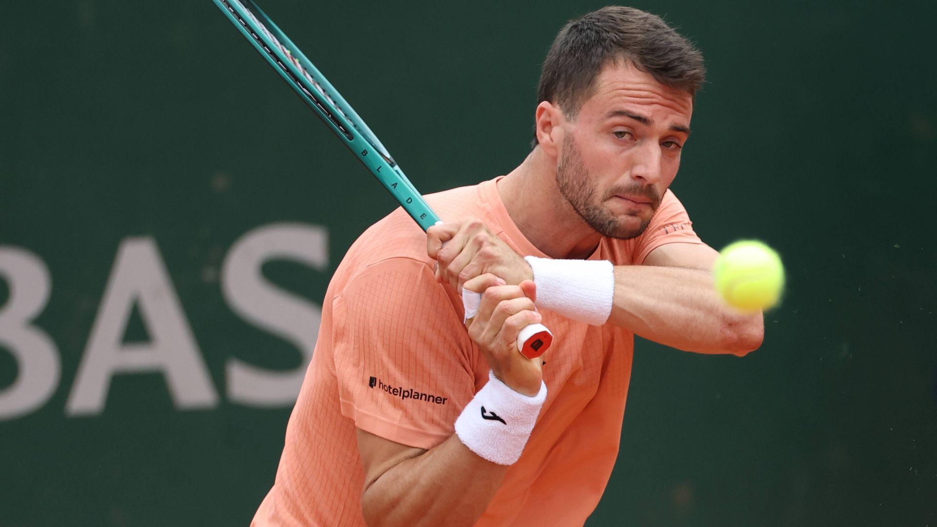 El tenista español Pedro Martínez protagoniza un tenso encontronazo con Rei Sakamoto en Roland Garros: el juez de silla tuvo que separarlos El tenista español Pedro Martínez protagoniza un tenso encontronazo con Rei Sakamoto en Roland Garros: el juez de silla tuvo que separarlos