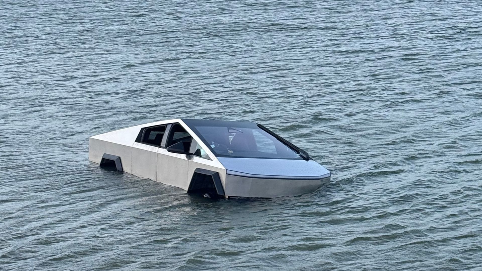 El Tesla hundido en un lago de Texas El Tesla hundido en un lago de Texas