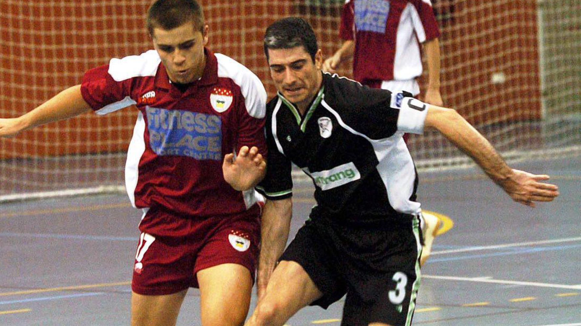 García Mera disputa un balón
