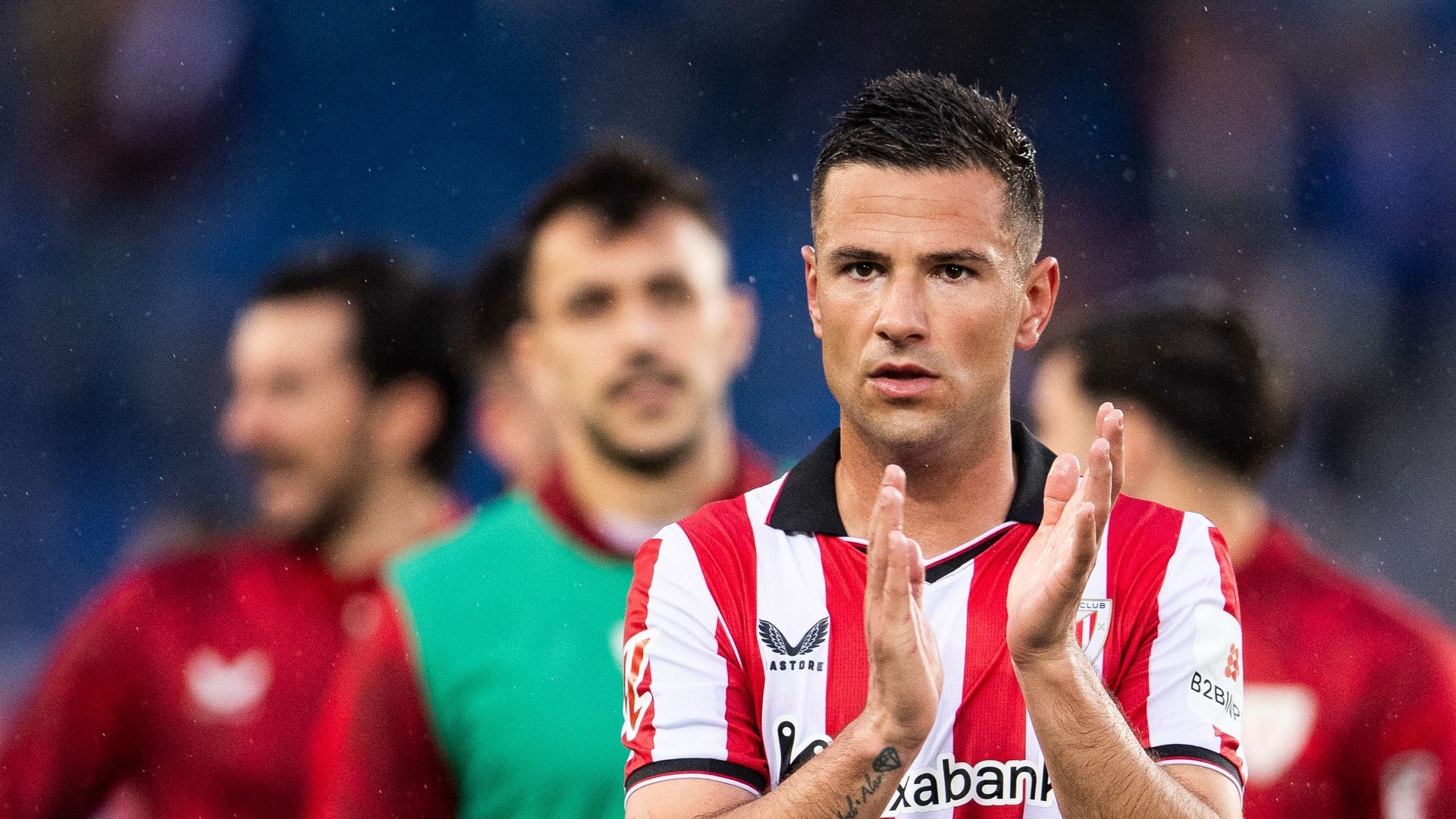 Gorka Guruzeta aplaude tras vencer ante el Alavés en Mendizorrotza