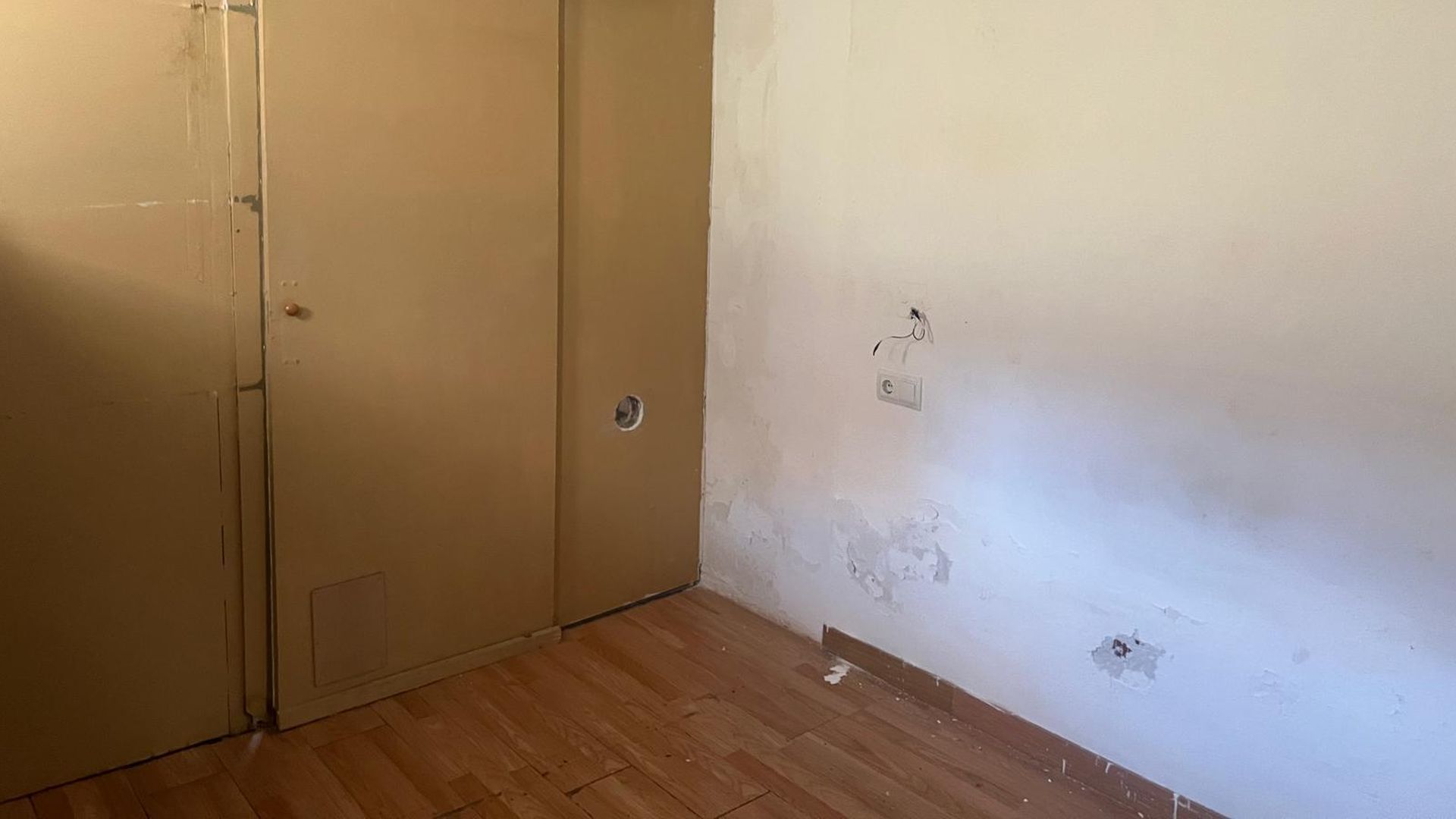 Hay agujeros en puertas, paredes y suelo
