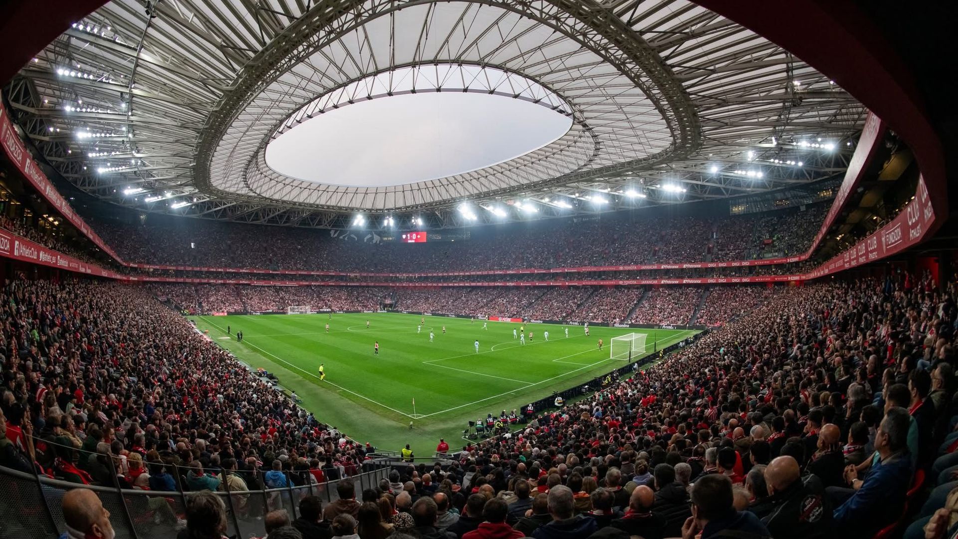Imagen del estadio de San Mamés en una noche de partido