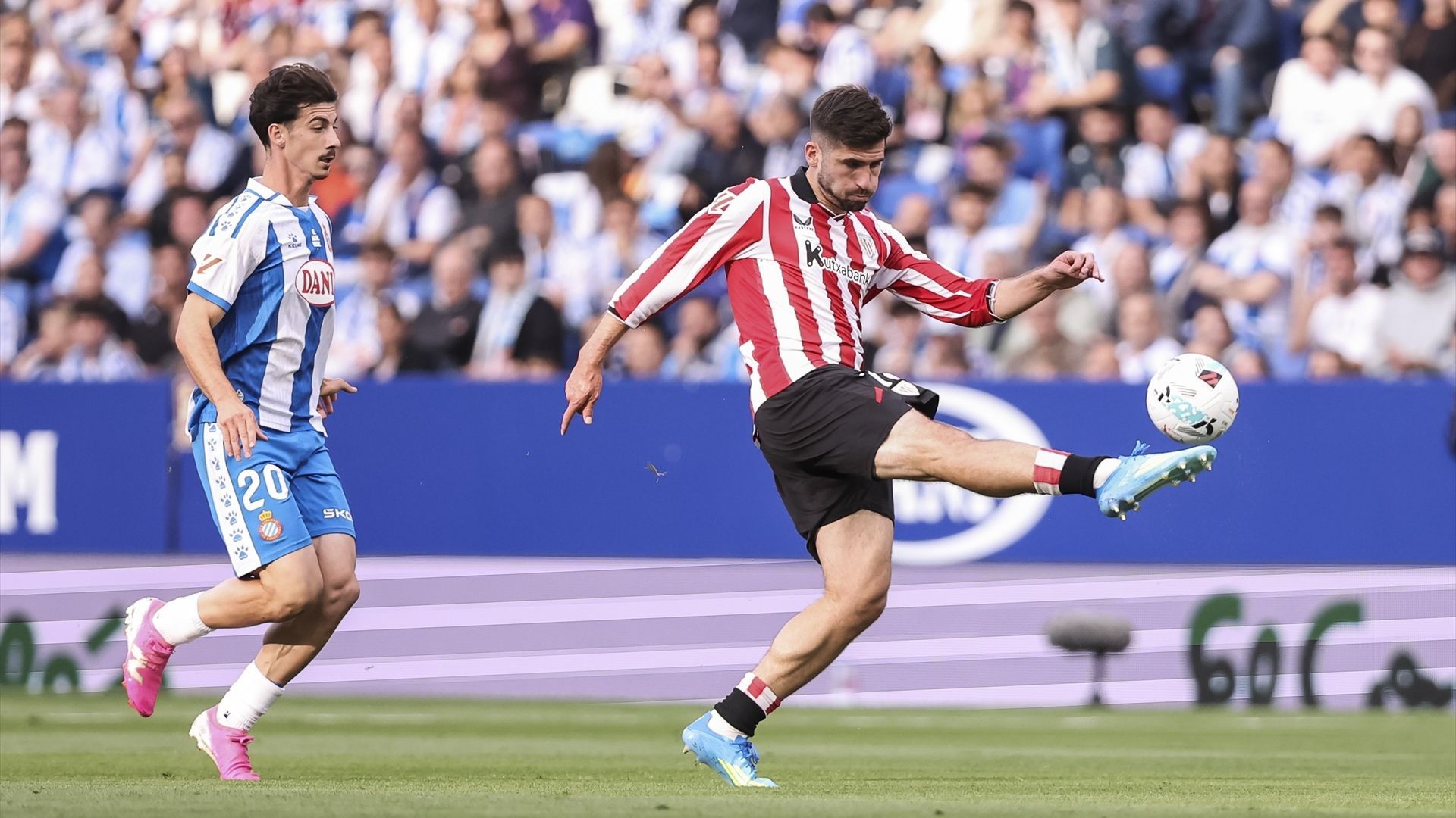 Jesús Areso golpea ante el Espanyol en Cornellá