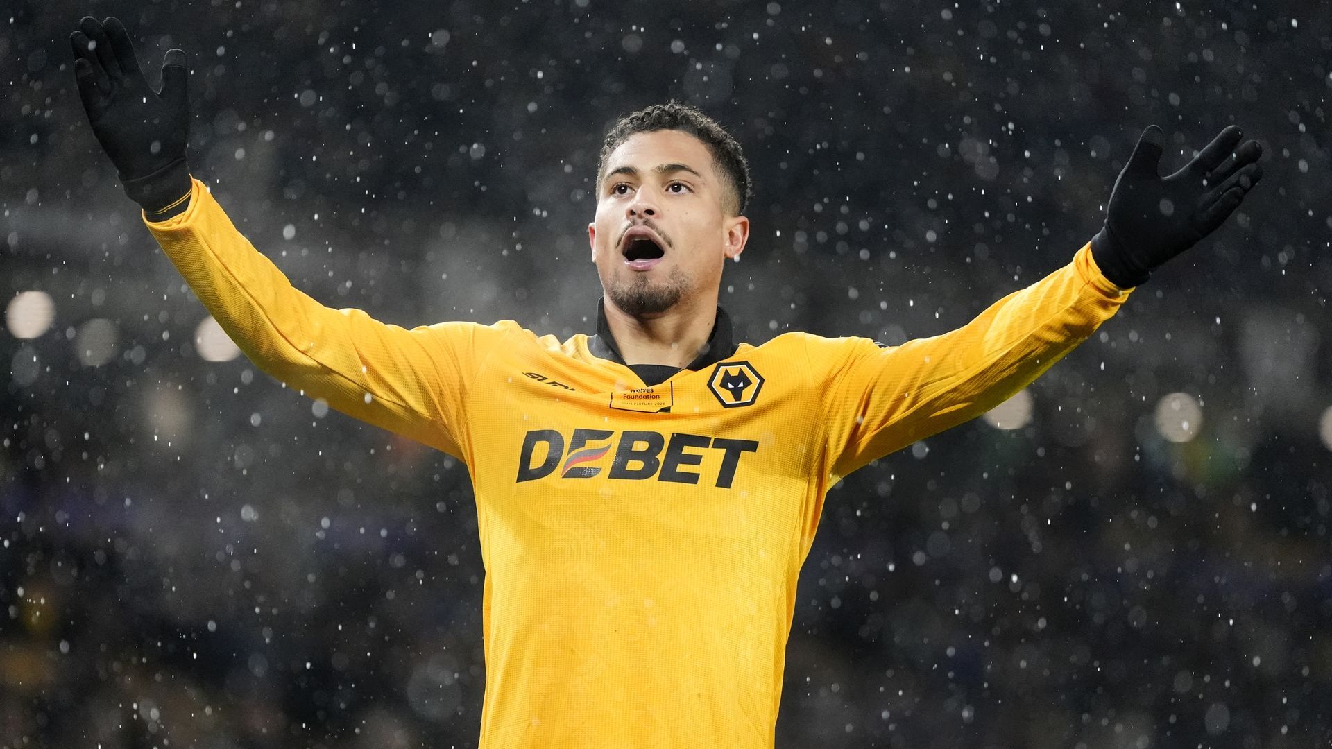 Joao Gomes durante un partido de los Wolves