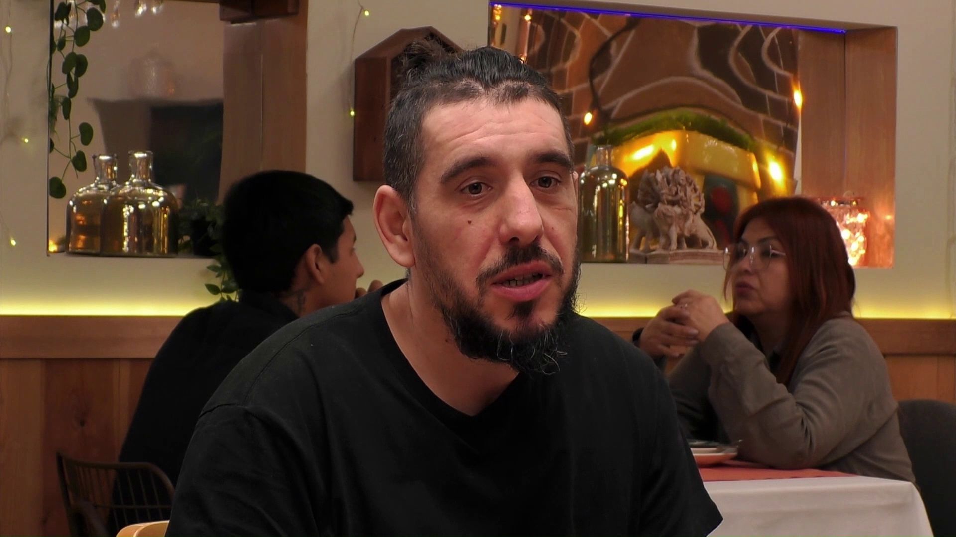 Jorge descoloca a su cita de ‘First Dates’ al confesar que “está con una chica”