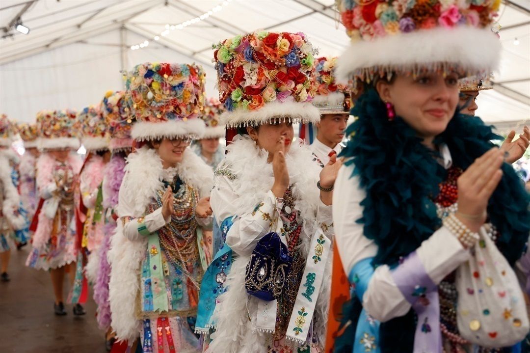 Las madamas son jóvenes del pueblo que llevan unos enormes sombreros adornados en la cabeza