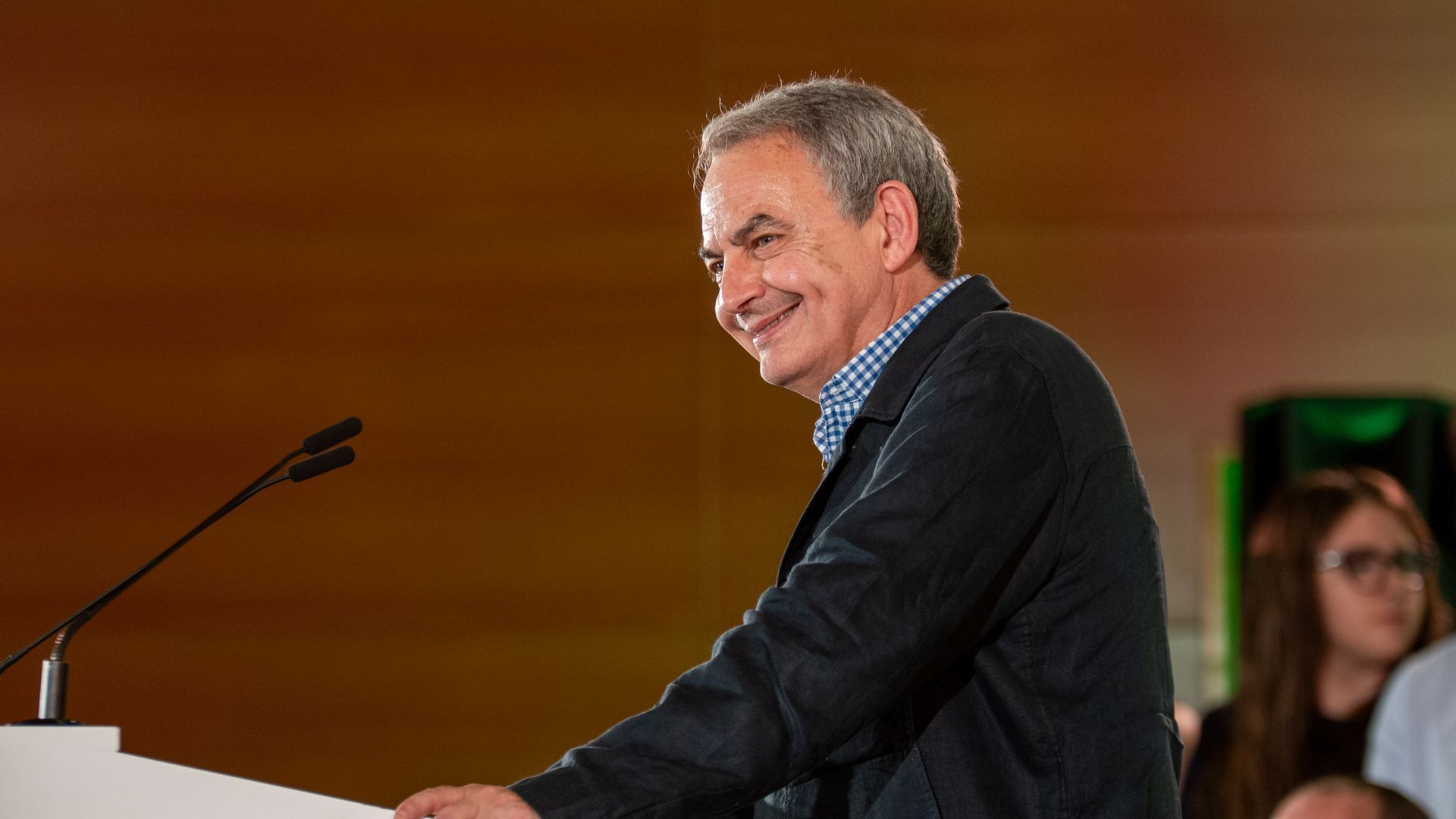 Los miembros del Gobierno, más cautelosos tras conocer el auto de Zapatero y Feijóo abre las puertas a la moción de censura