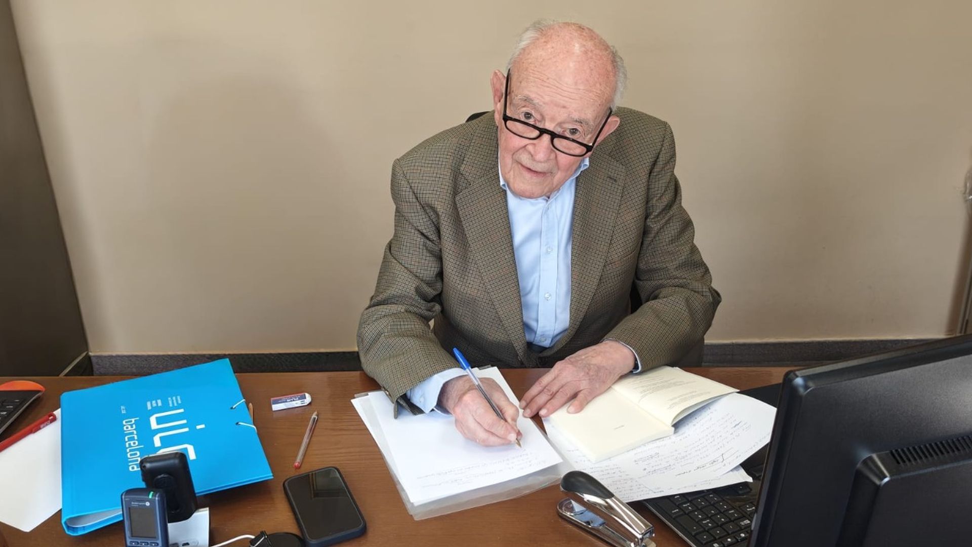 Miguel Ángel Gallo, de 92 años, en su despacho
