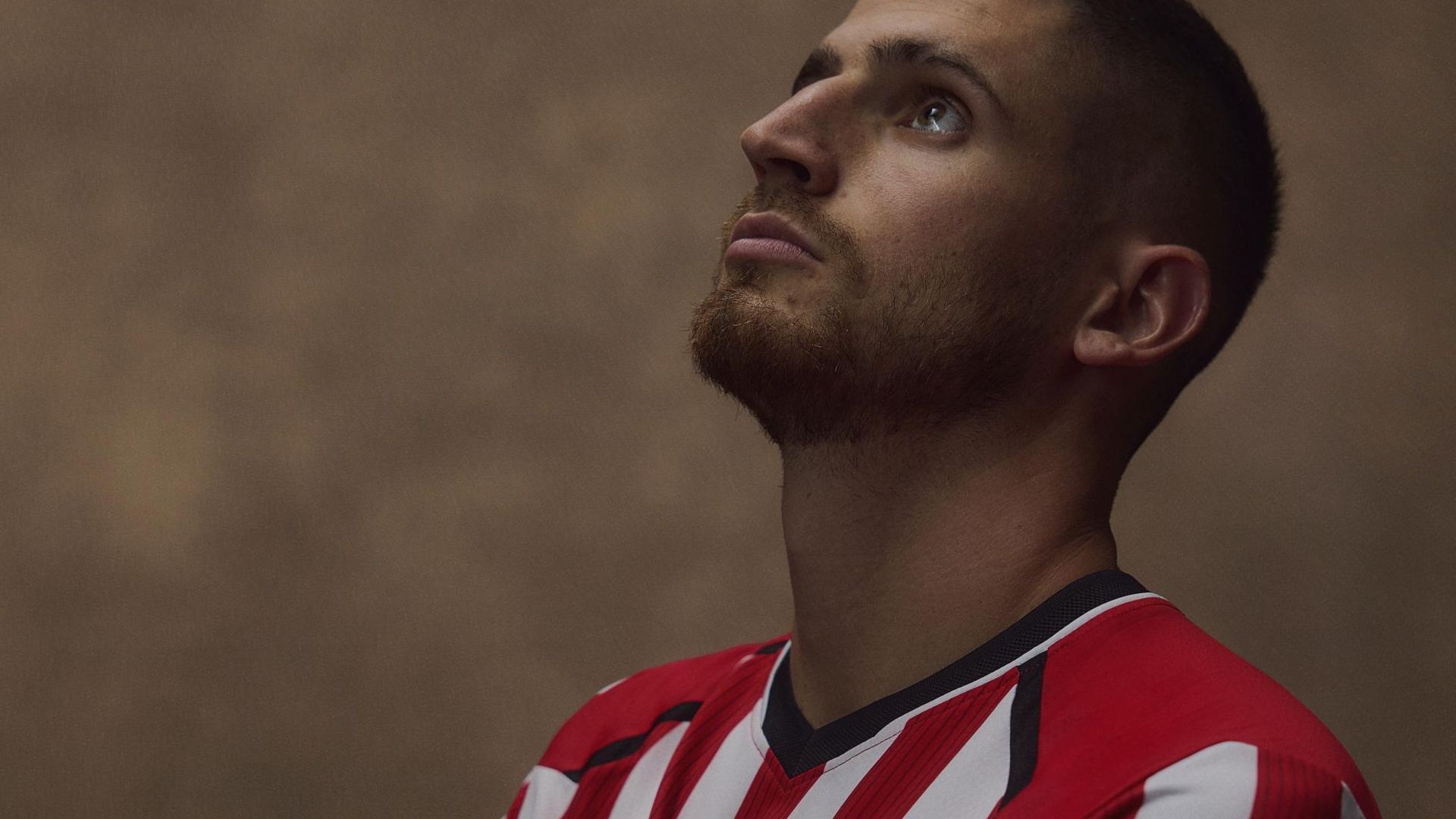 Oihan Sancet luce la nueva camiseta de Castore para la temporada 2026/27