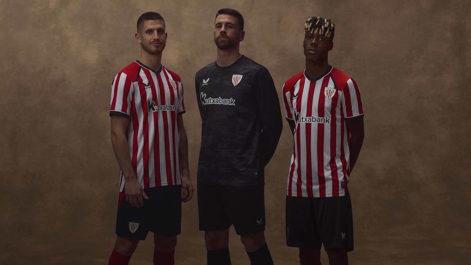 Oihan Sancet, Unai Simón y Nico Williams posan con las equipaciones del 2026/27