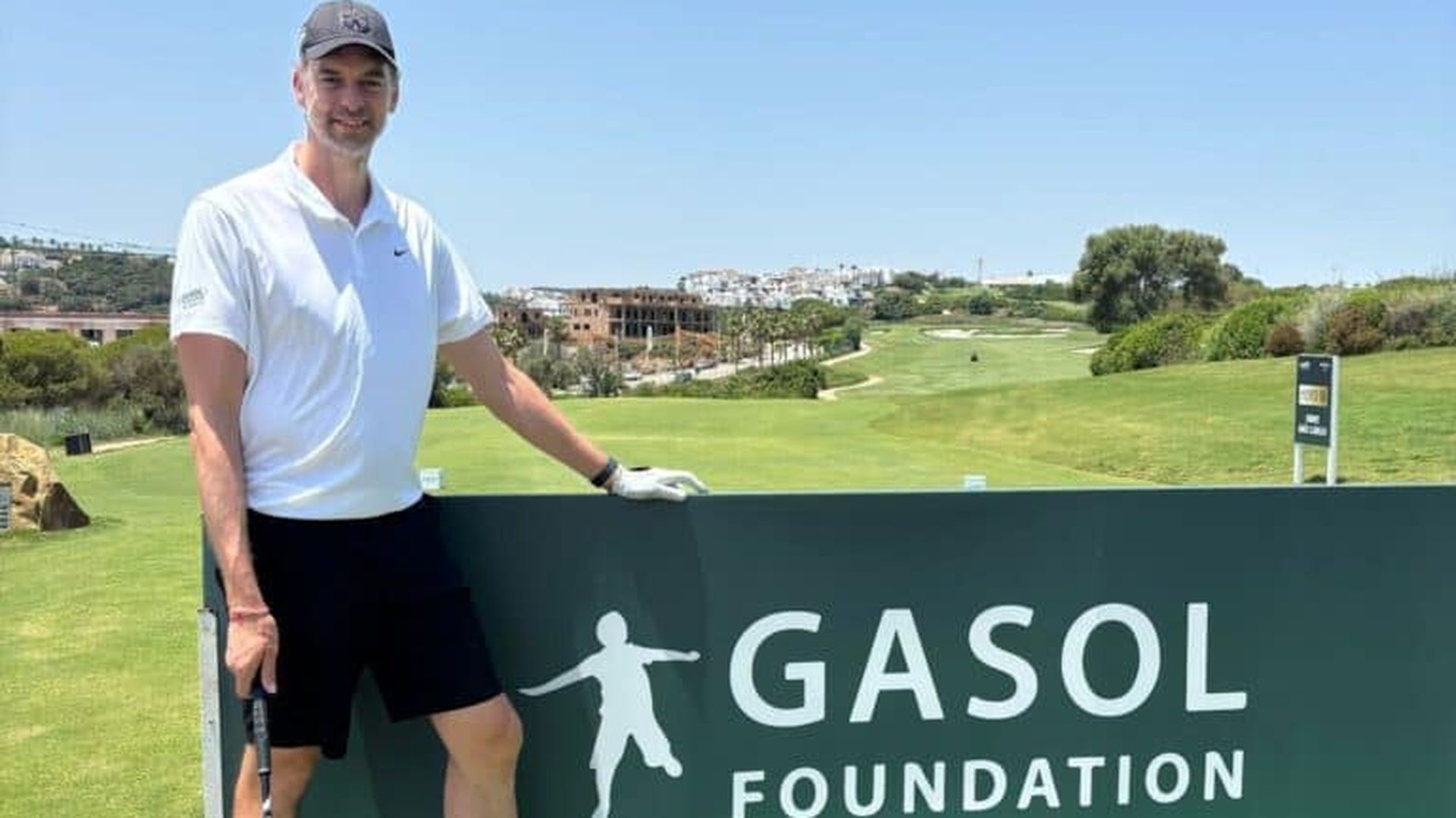Pau Gasol, en el tee de salida en la primera edición del Gasol Foundation Golf Experience Pau Gasol, en el tee de salida en la primera edición del Gasol Foundation Golf Experience