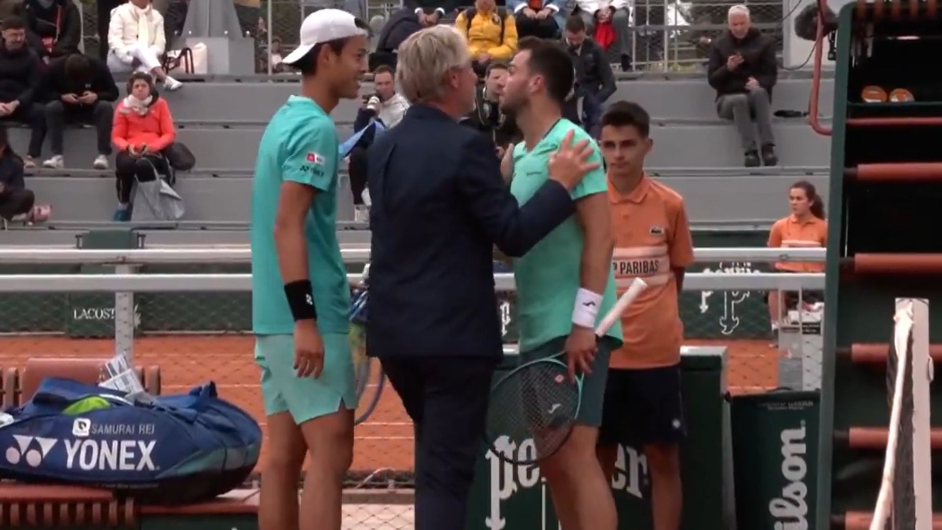 Pedro Martínez encarándose con Rei Sakamoto al finalizar el partido Pedro Martínez encarándose con Rei Sakamoto al finalizar el partido