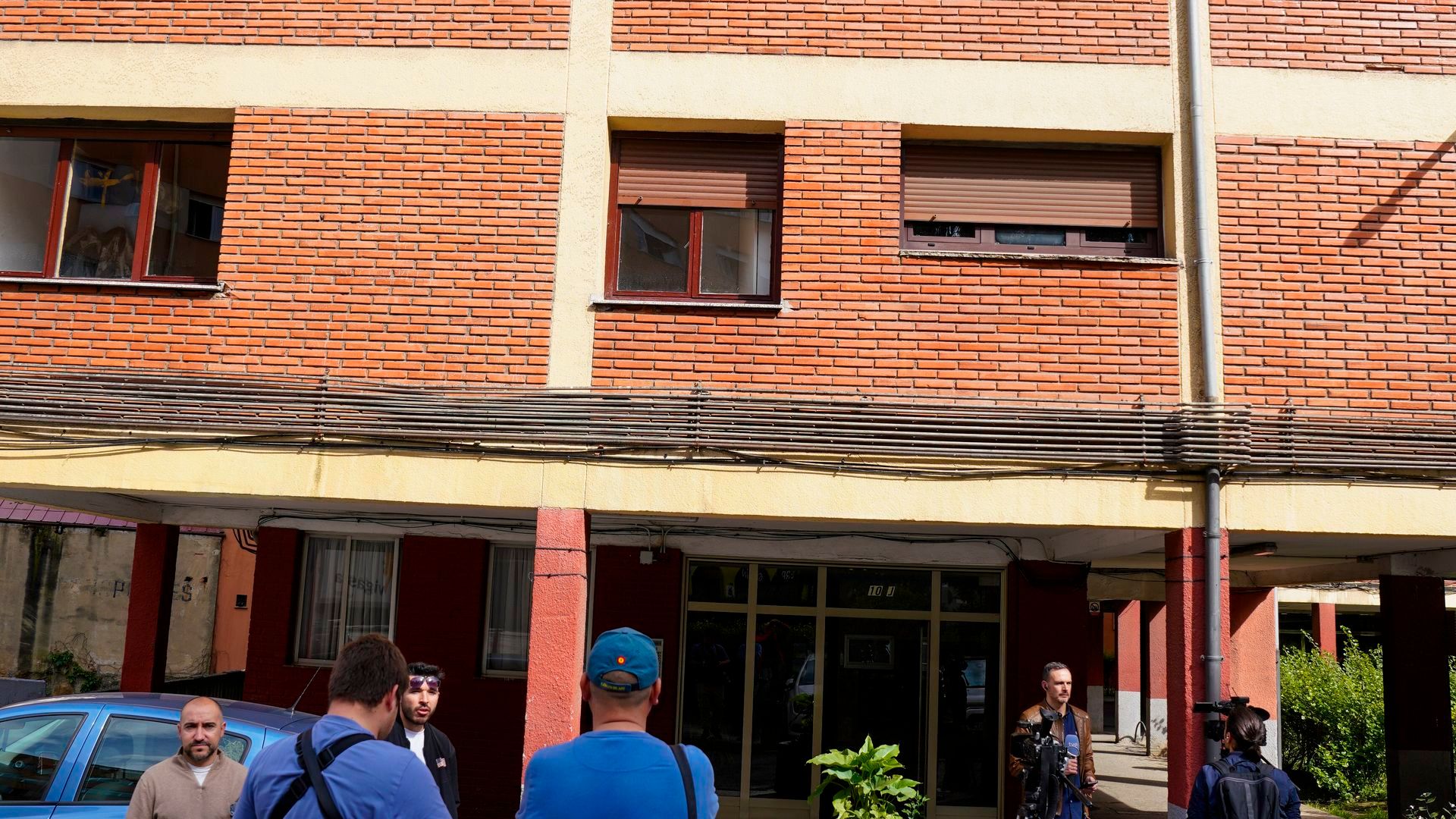 Portal en el que vivían el hombre que ha matado a su hermana y a su cuñado en Oviedo, Asturias