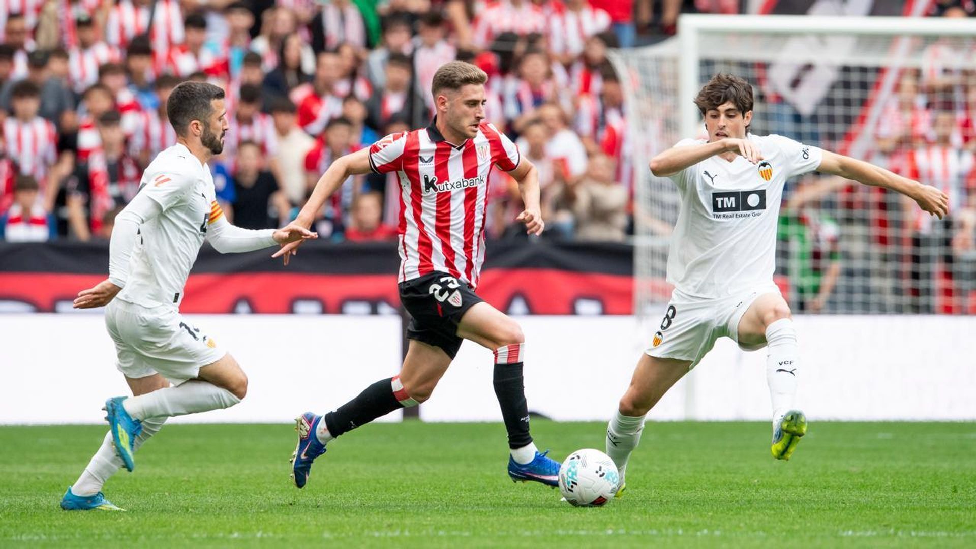 Robert Navarro la lleva ante el Valencia en San Mamés