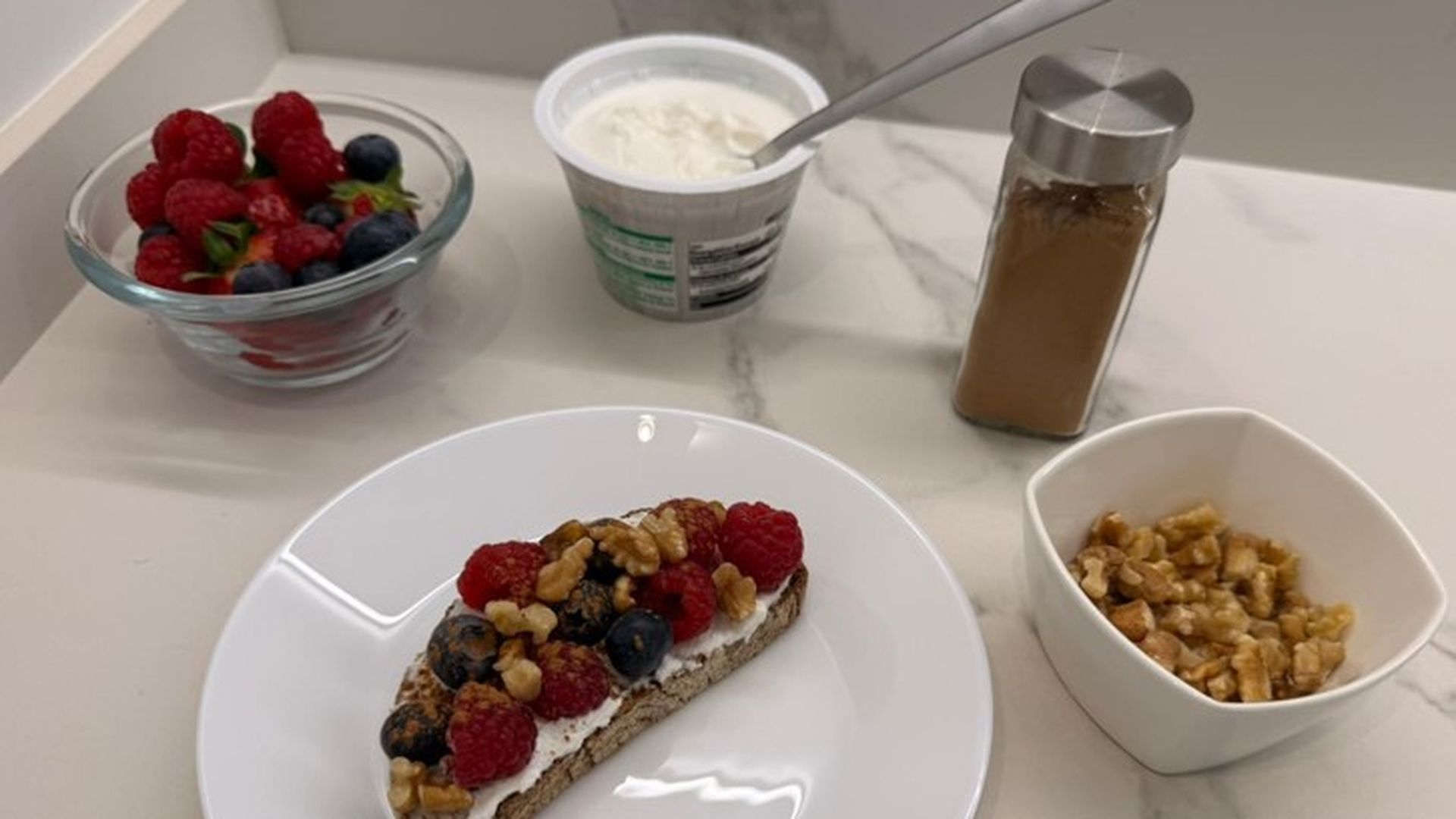 Tostada con frutos rojos