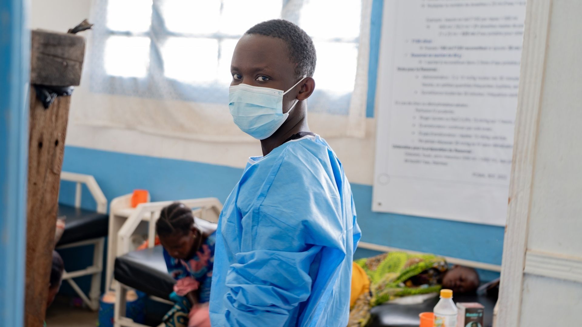 Un trabajador sanitario ayudando a pacientes contagiados por Ébola en la República Democrática del Congo Un trabajador sanitario ayudando a pacientes contagiados por Ébola en la República Democrática del Congo