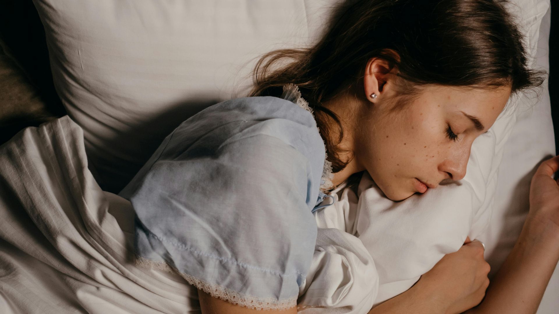 Una foto de archivo de una chica durmiendo Una foto de archivo de una chica durmiendo