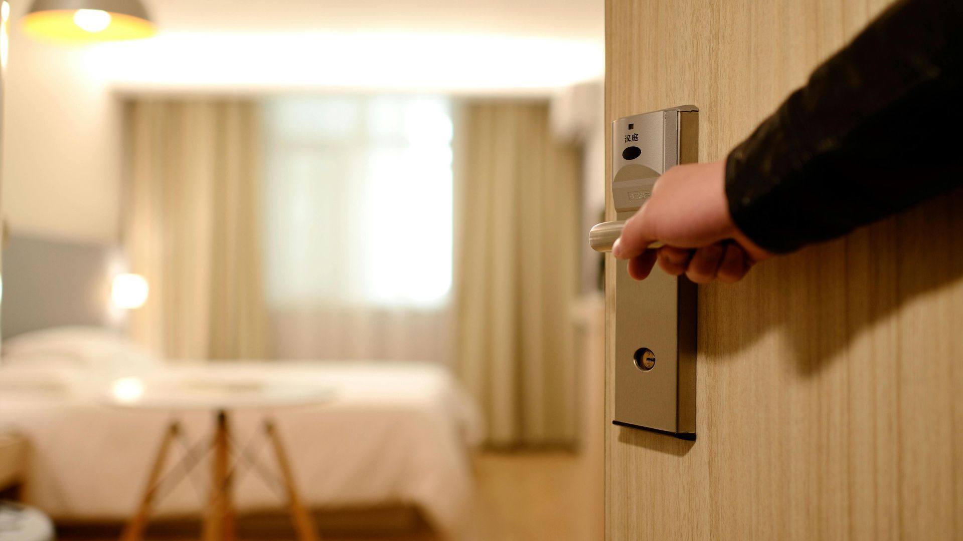 Una persona entrando en una habitación de hotel Una persona entrando en una habitación de hotel