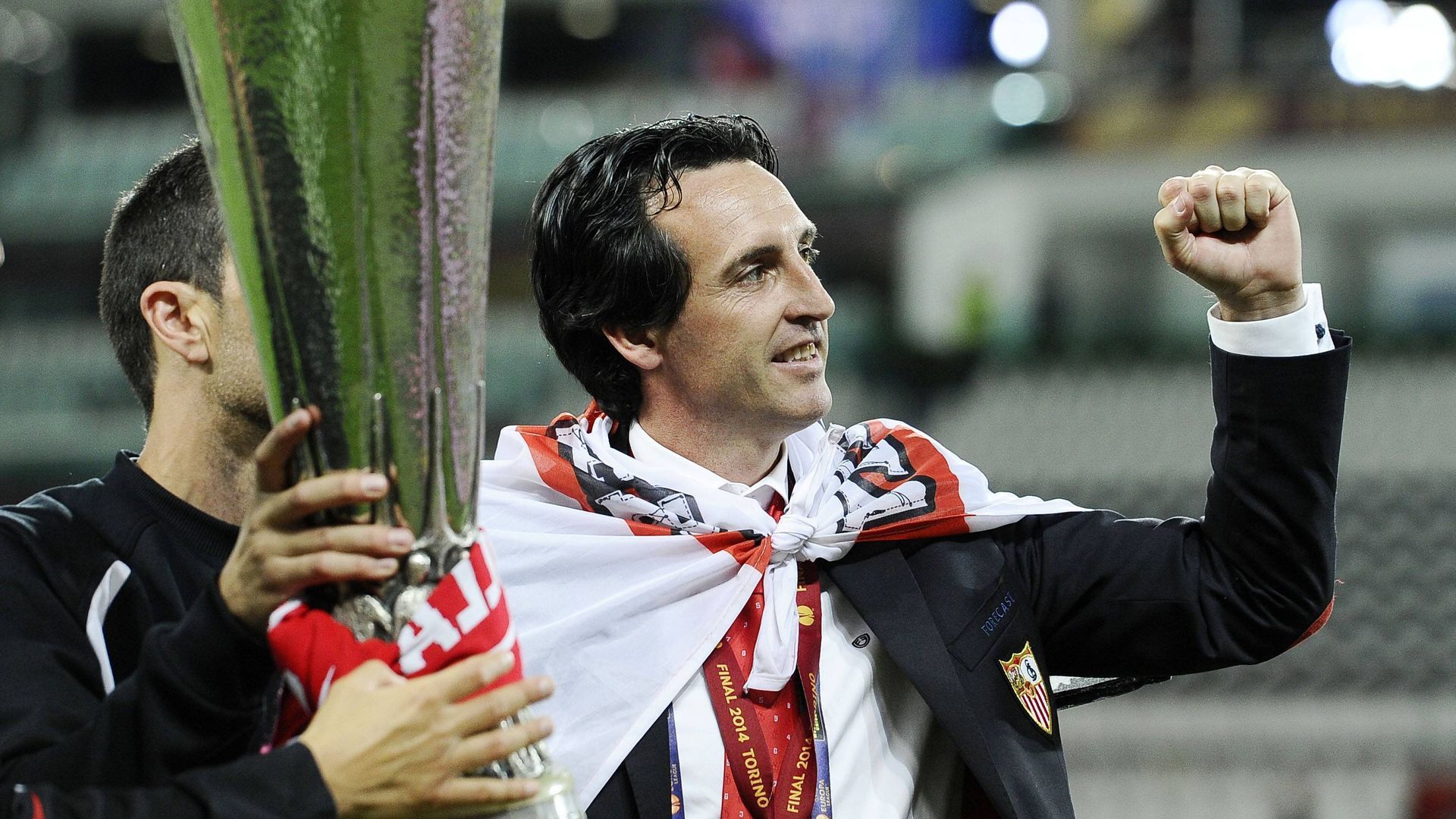 Unai Emery con el trofeo de la Europa League