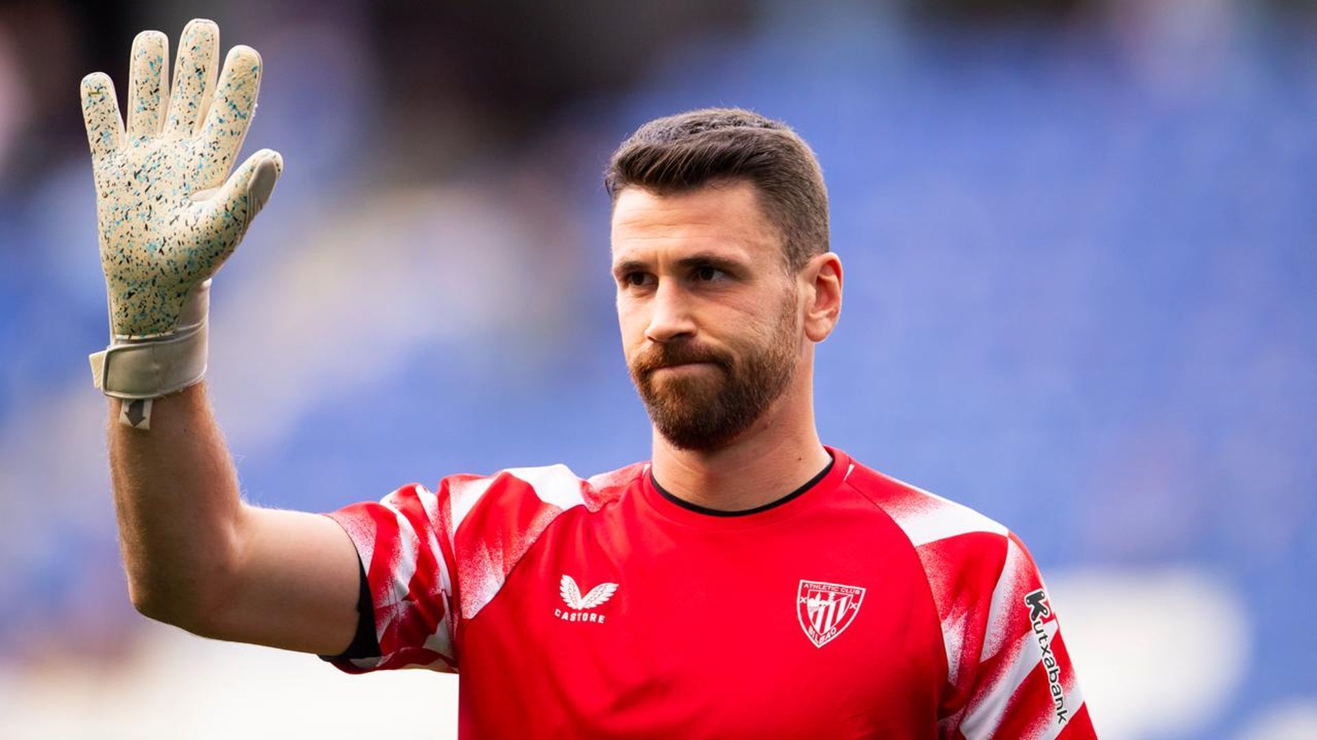 Unai Simón saluda y calienta para jugar en Cornellá