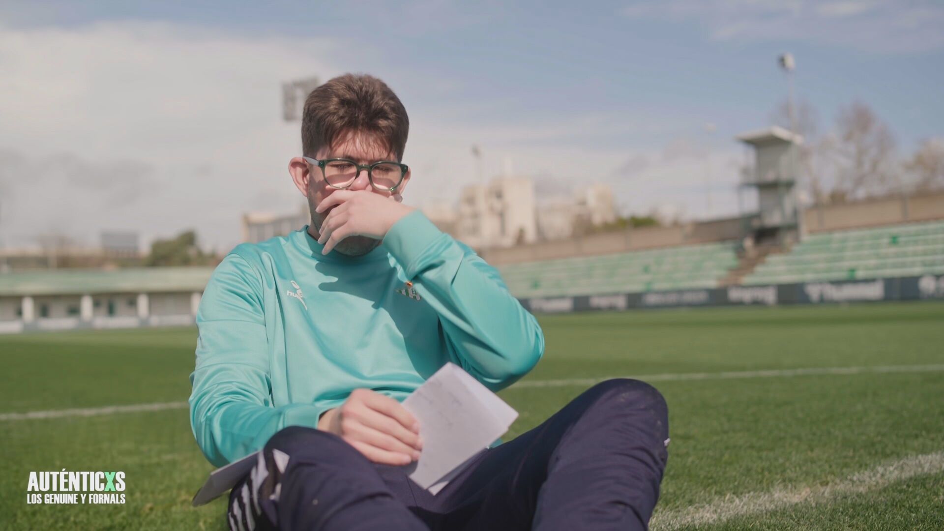 Alejandro, jugador del Betis de LALIGA GENUINE Moeve, se emociona con la carta de Pablo Fornals