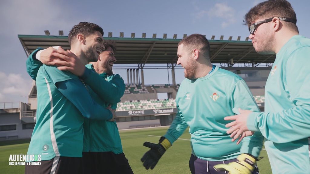 Marc Bartra y Pablo Fornals le cuentan a Gonzalo y Alejandro sus mejores trucos para defender a las estrellas en el campo