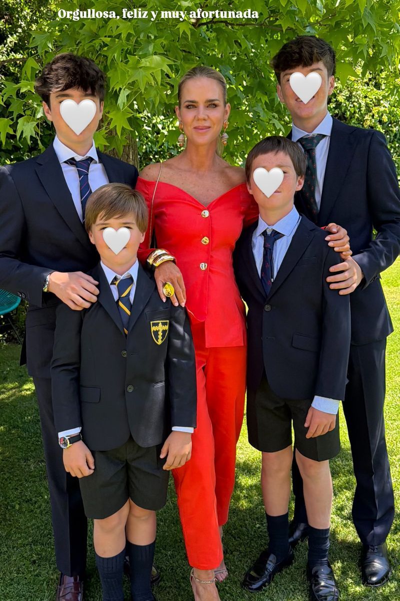 Amelia Bono, rodeada de sus cuatro hijos con Manuel Martos, Jorge, Manuel, Gonzalo y Jaime