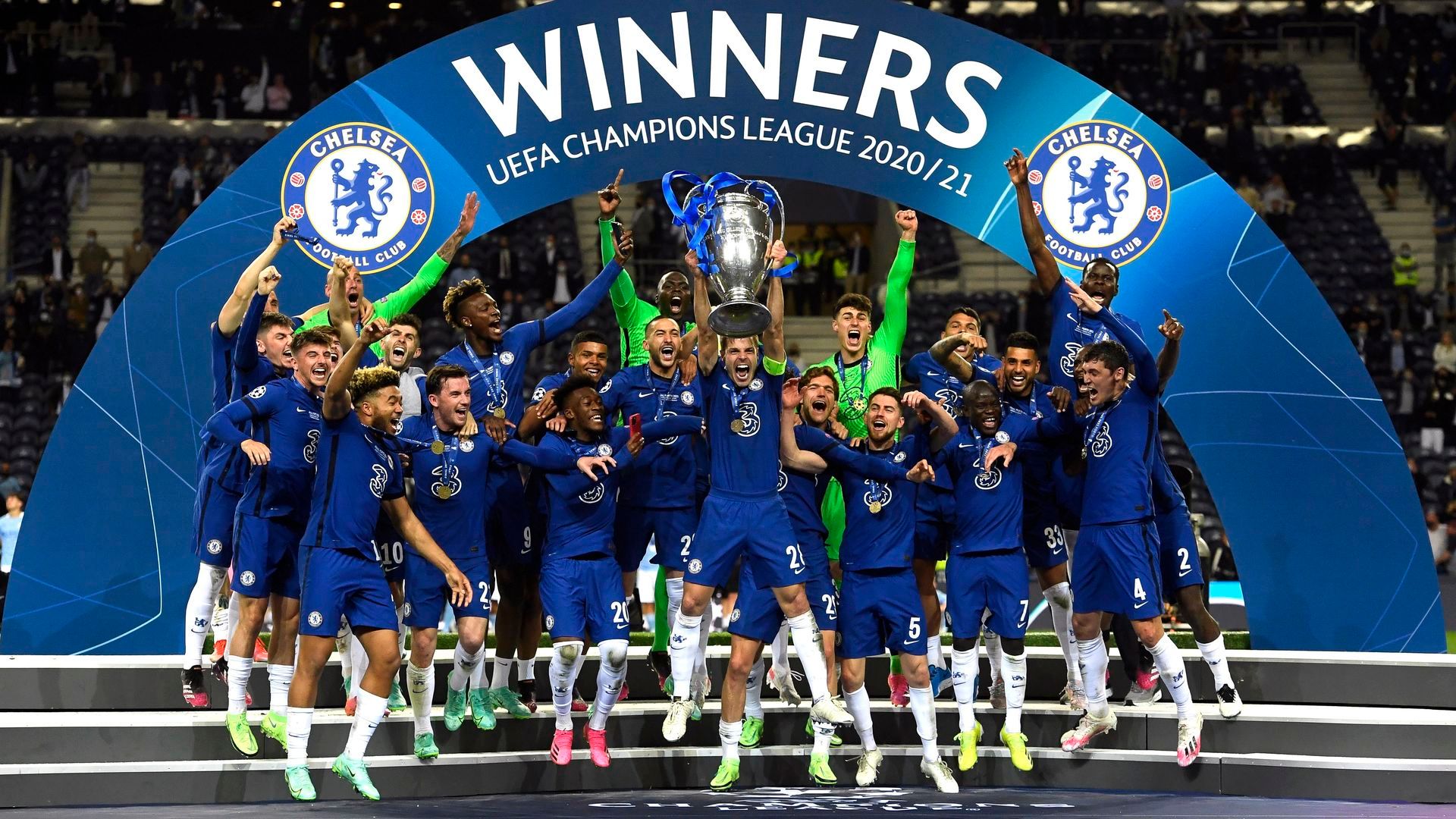 Azpilicueta alza la Champions League que ganó con el Chelsea en 2021
