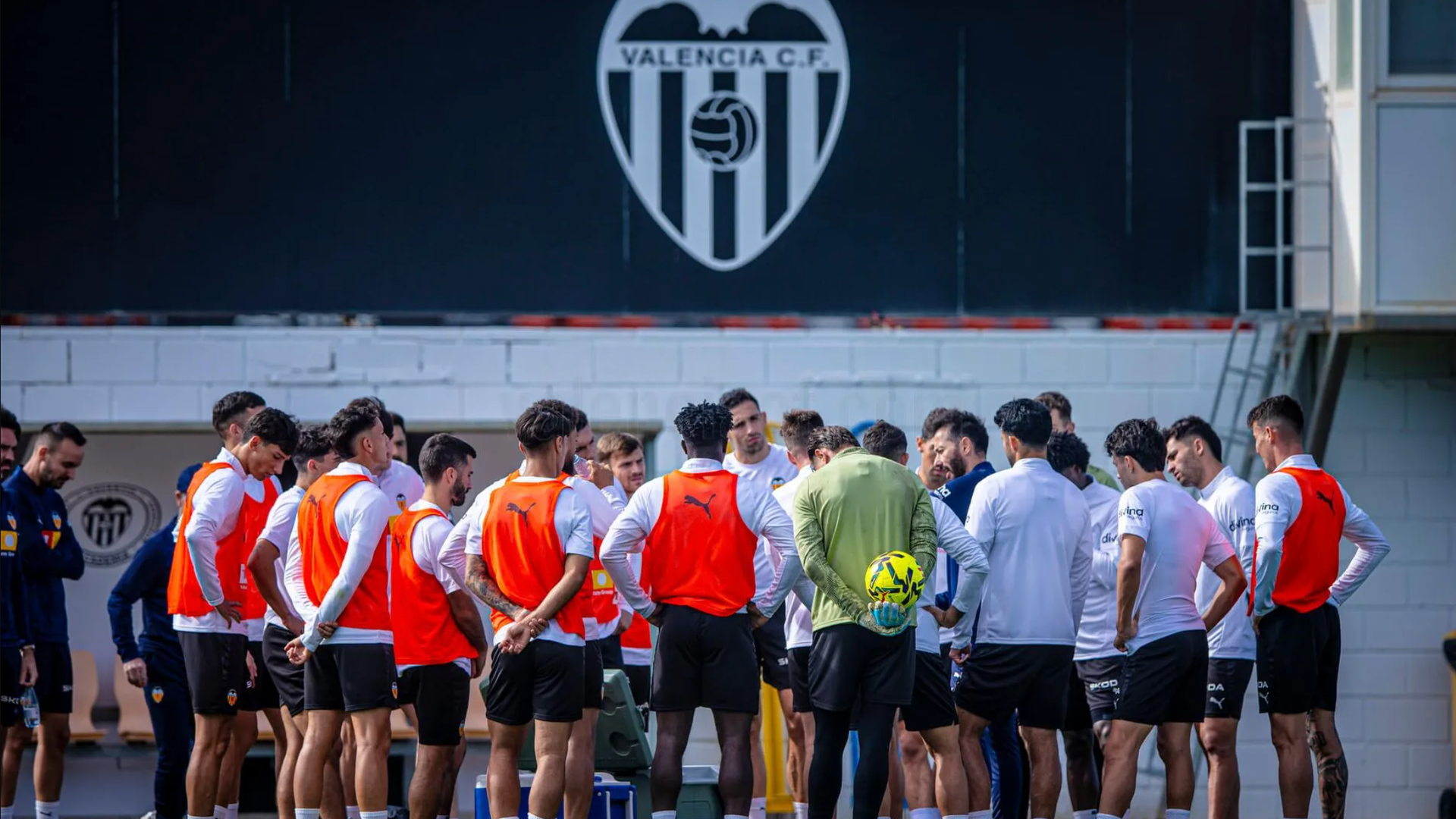 Corberán con su plantilla en un entrenamiento Corberán con su plantilla en un entrenamiento