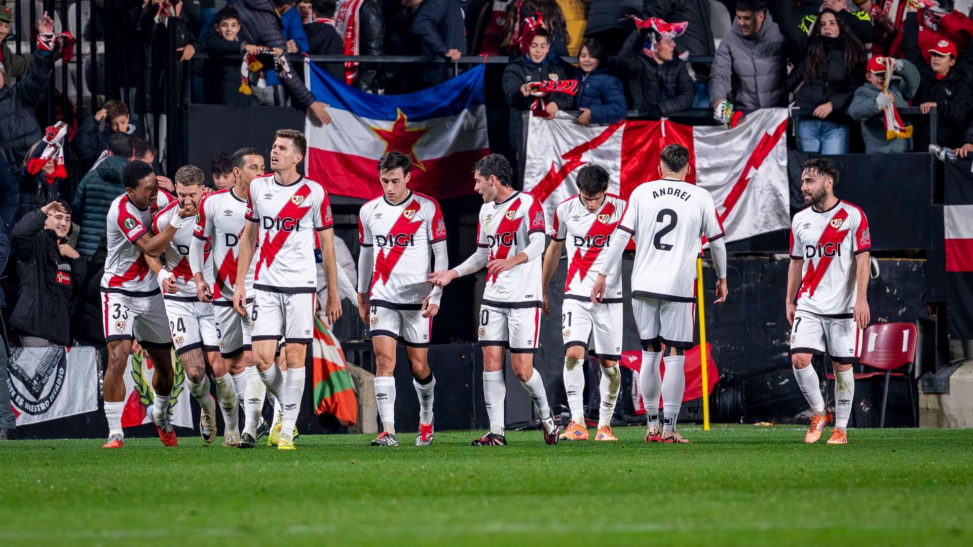 El Rayo celebrando un gol en Vallecas
