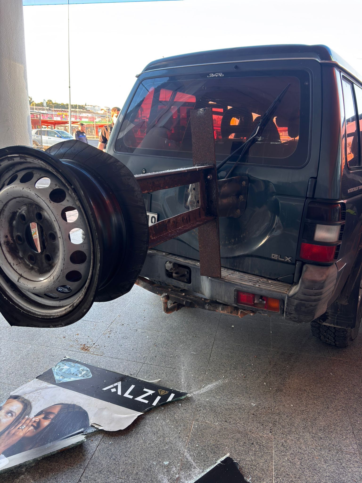 El vehículo equipado con un ariete en la parte trasera