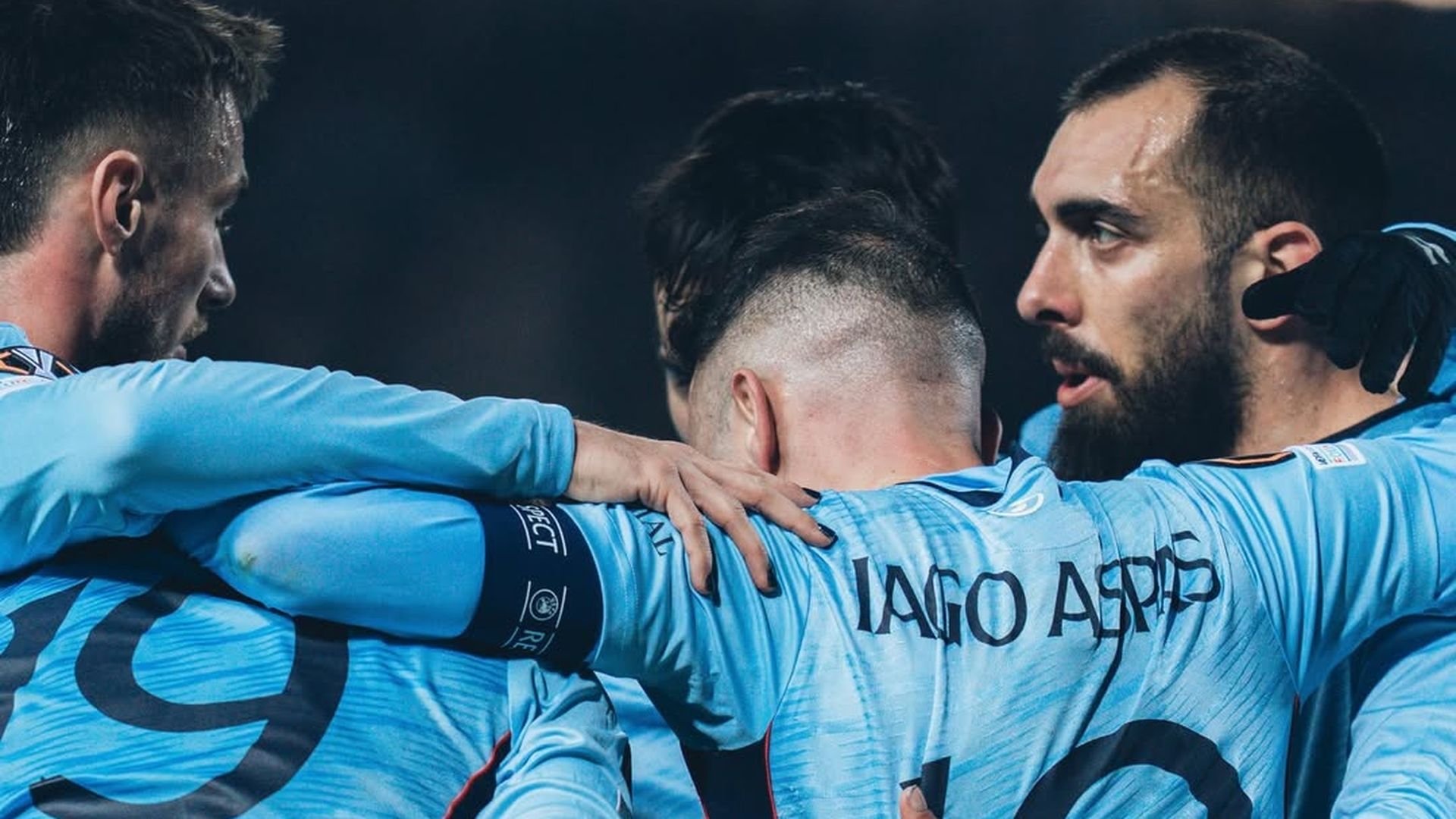 Iago Aspas y Borja Iglesias abrazados con sus compañeros Iago Aspas y Borja Iglesias abrazados con sus compañeros