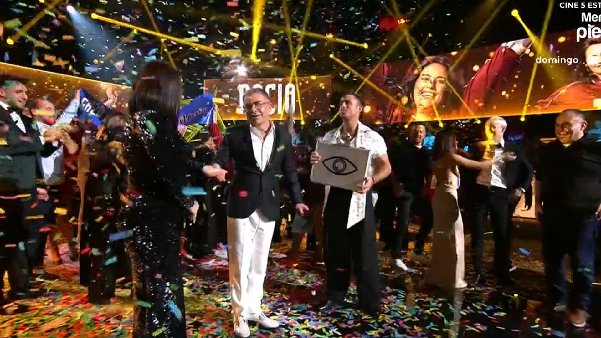 Juan entrega el maletín a Rocío, ganadora de GH20 Juan entrega el maletín a Rocío, ganadora de GH20