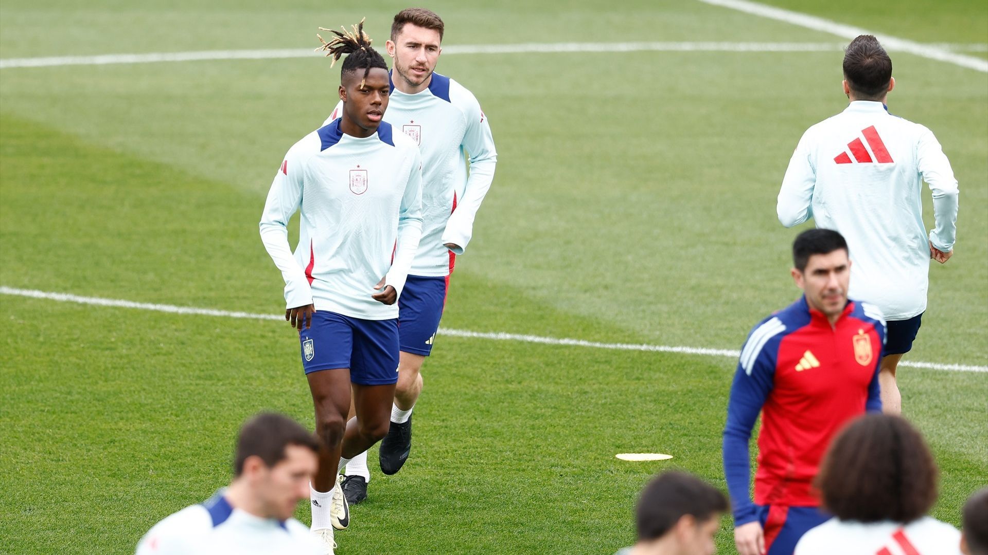 Laporte y Nico Williams, en un entrenamiento de la selección Laporte y Nico Williams, en un entrenamiento de la selección