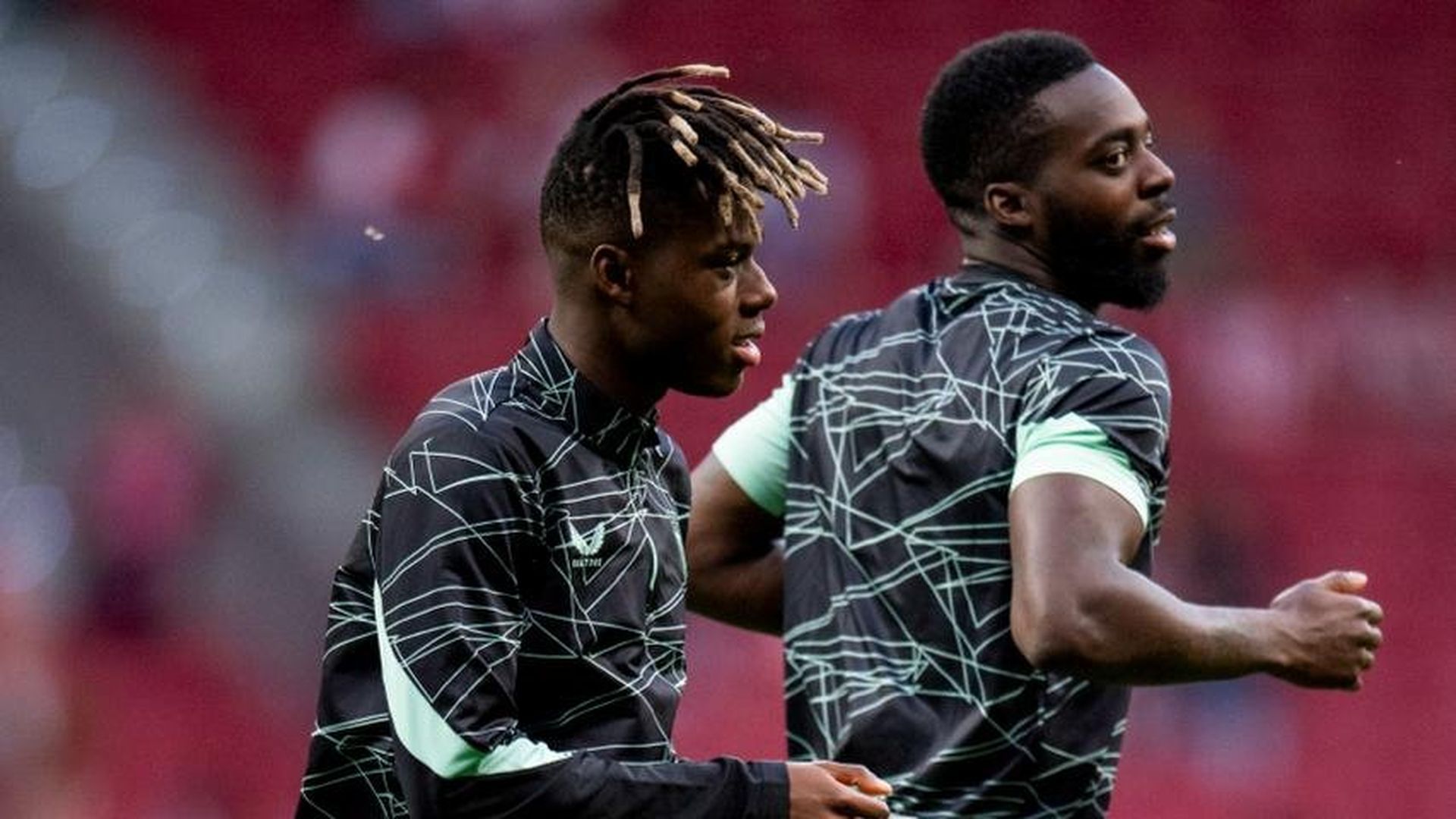Los hermanos Nico e Iñaki Williams calientan para un partido