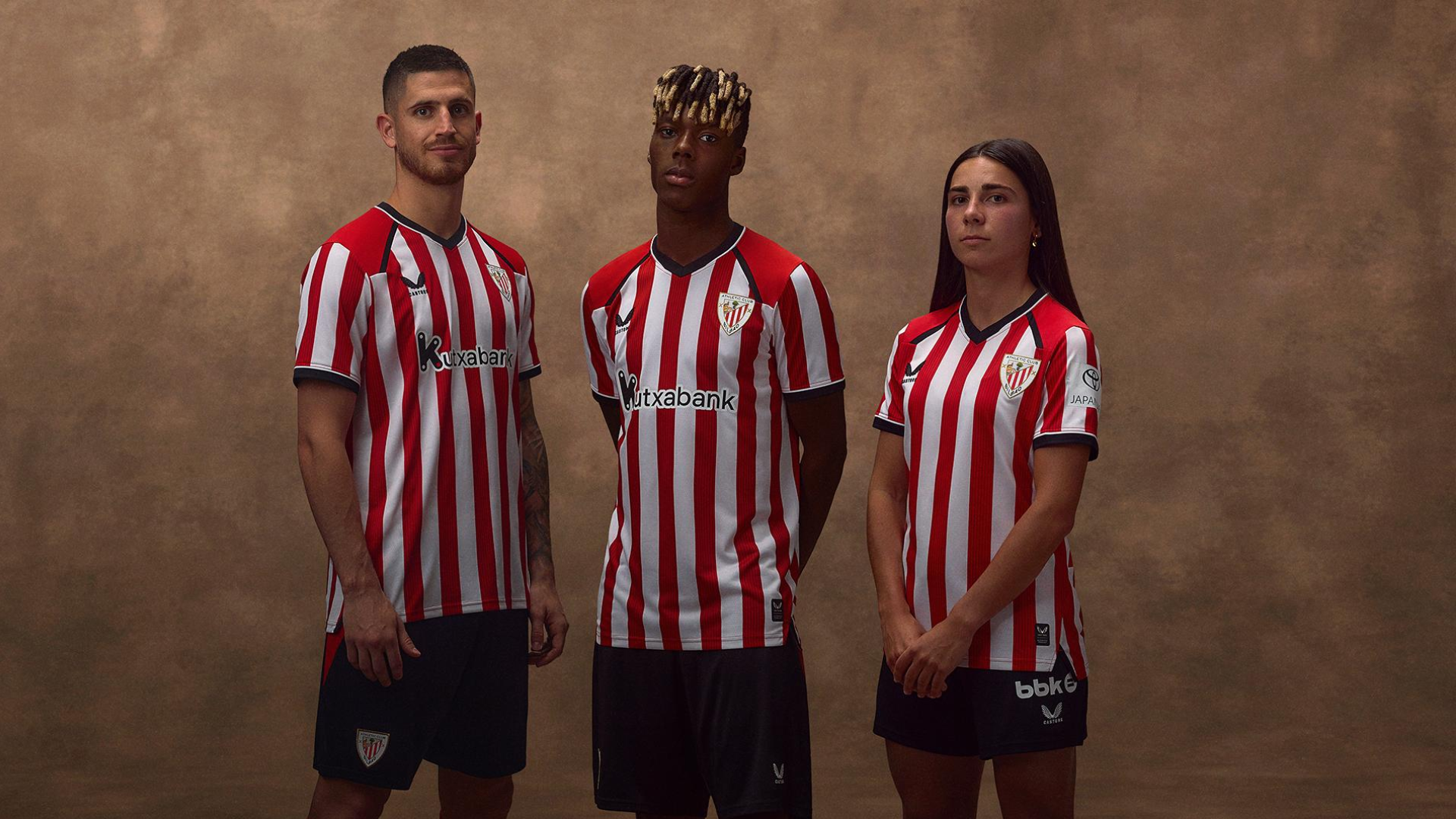 Los jugadores del Athletic posan con la nueva camiseta Los jugadores del Athletic posan con la nueva camiseta