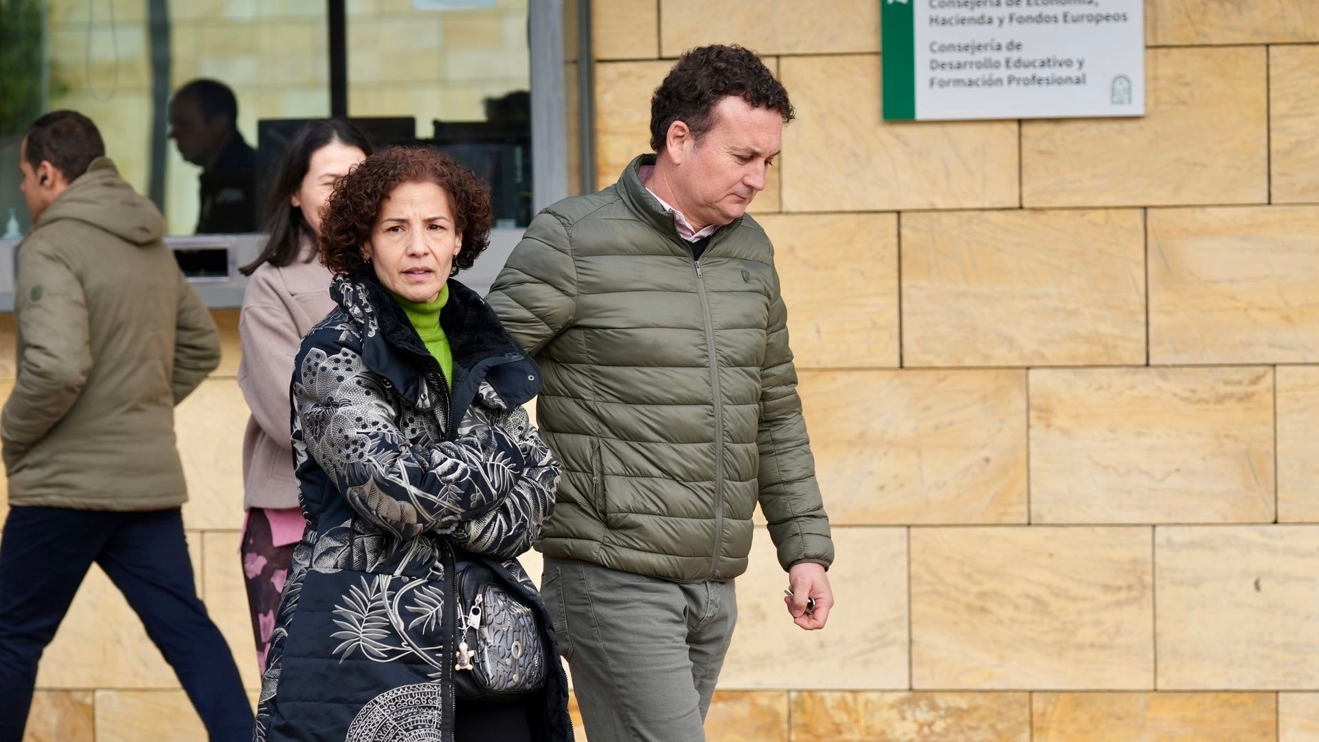 Los padres de Sandra Peña tras reunirse con la consejera de Desarrollo Educativo de la Junta de Andalucía, Carmen Castillo, en Sevilla Los padres de Sandra Peña tras reunirse con la consejera de Desarrollo Educativo de la Junta de Andalucía, Carmen Castillo, en Sevilla